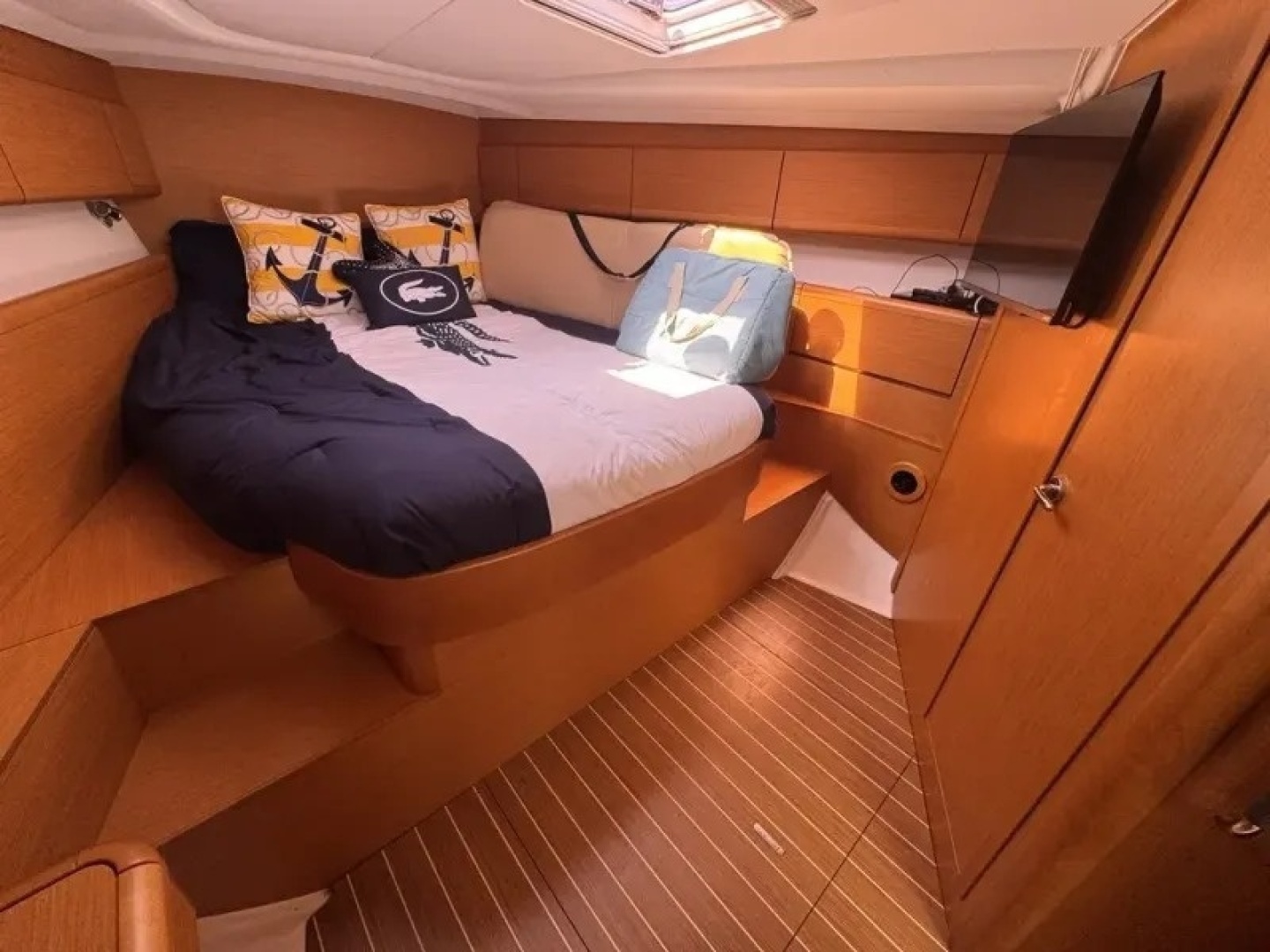 2011 Jeanneau 50 Deck Saloon - Image 22