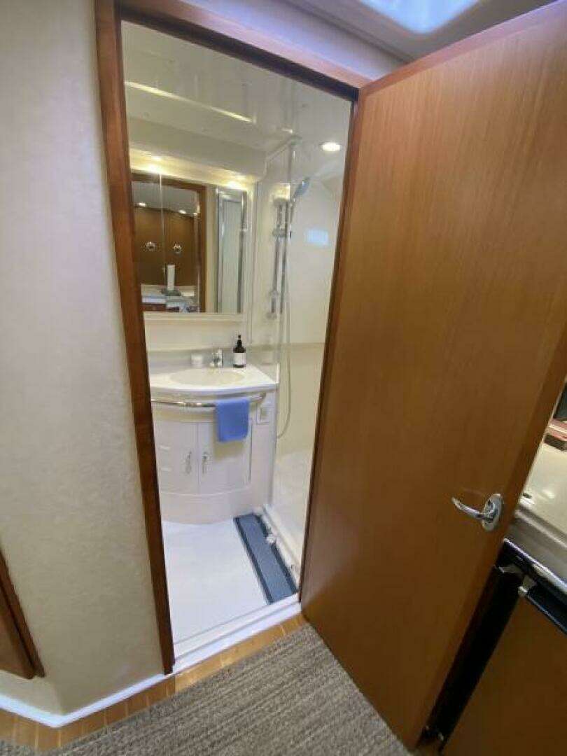 2006 Cabo 40 Express - Image 16