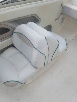 White seats in a 1996 Wellcraft 2400S boat.