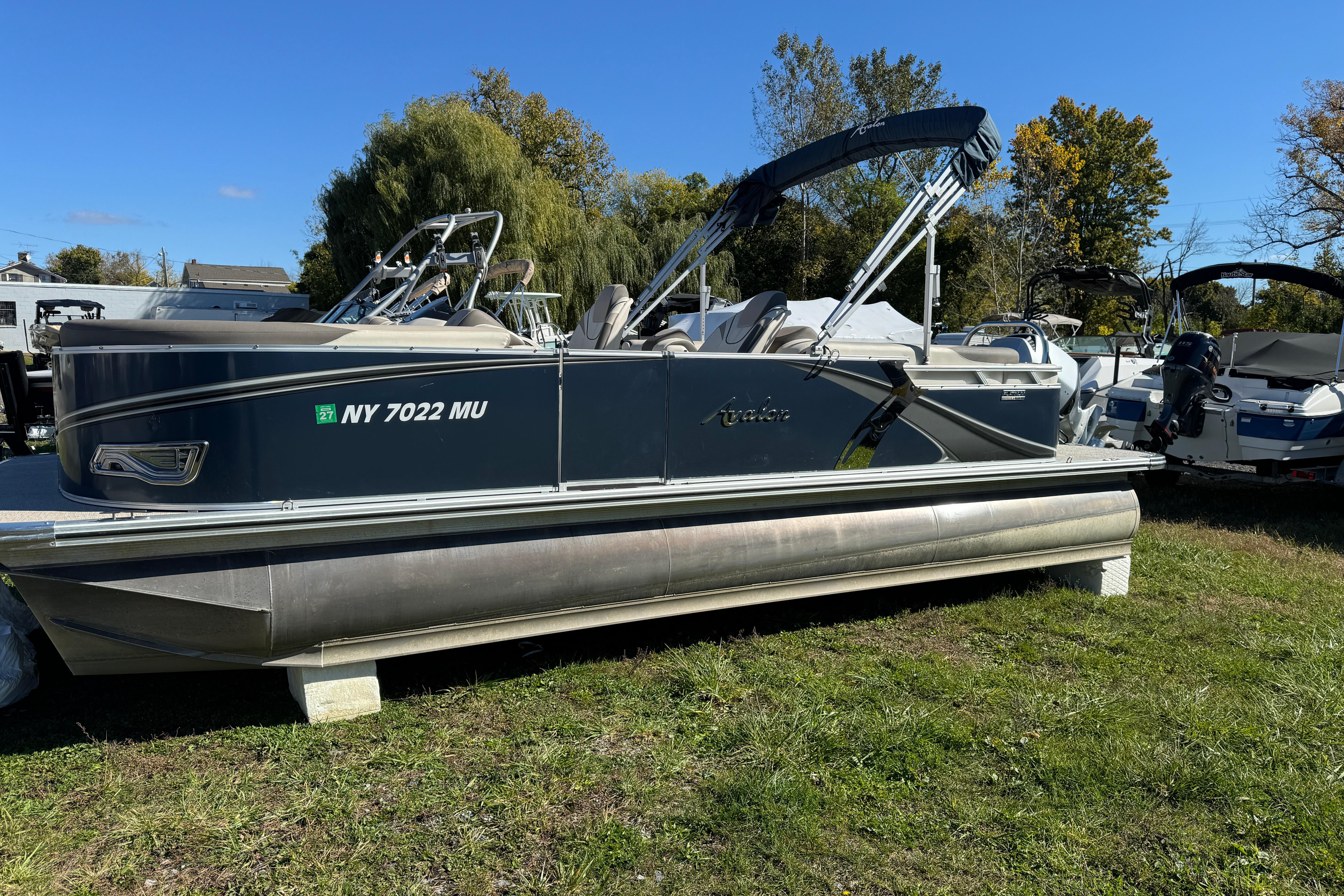 2022 Avalon LSZ Quad Lounger 2385