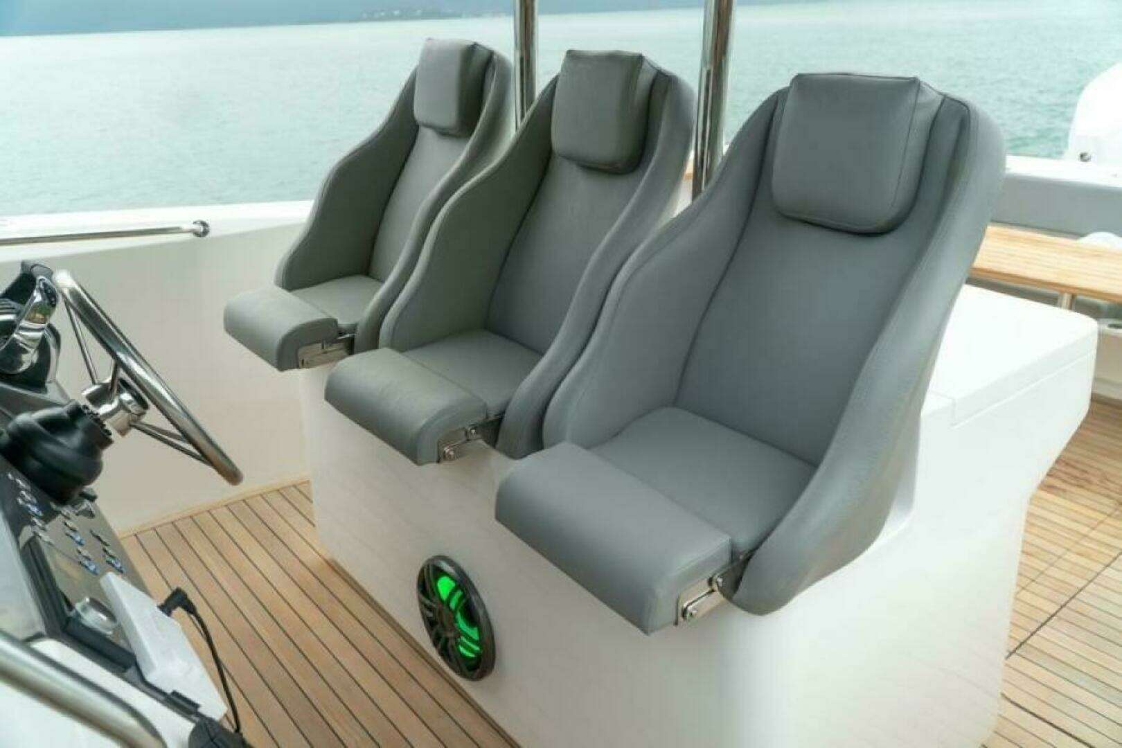 2025 Fishing Raptor 390 Solarium - Image 5