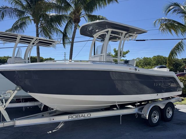 2025 Robalo R222 Center Console