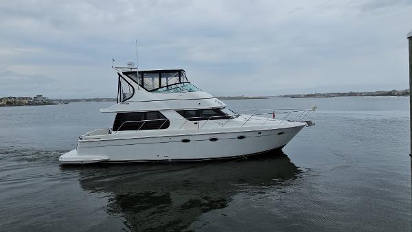 2000 Carver 450 Voyager Pilothouse yacht cruising on calm waters.