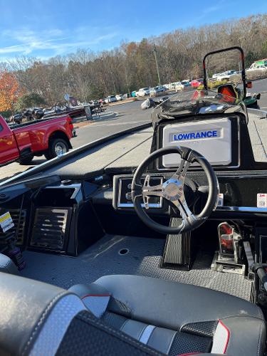 2024 Ranger Z521R Ranger Cup Equipped boat interior with Lowrance electronics.