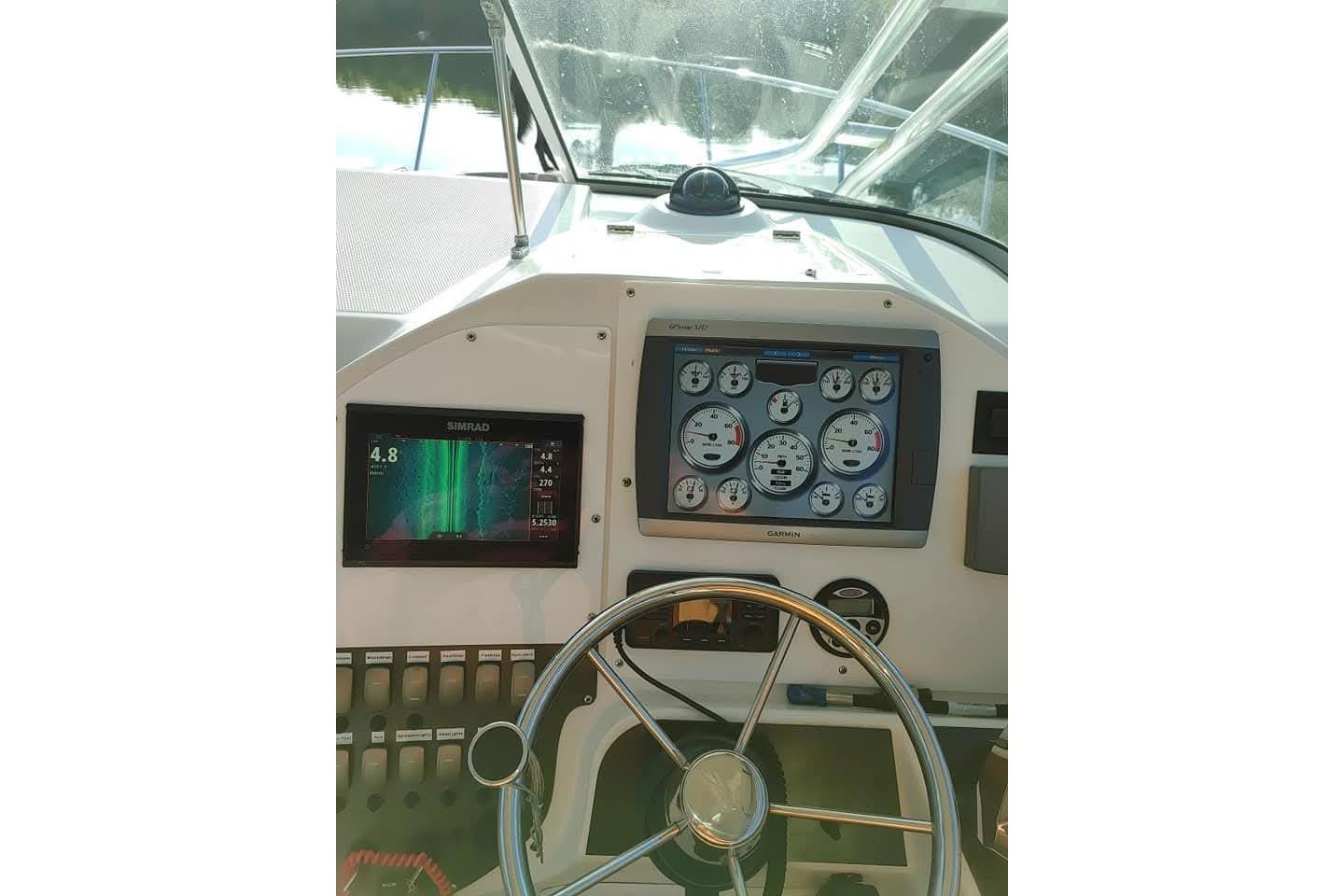 2007 Seaswirl Striper 2901 Walkaround O/B helm with Simrad and Garmin displays.