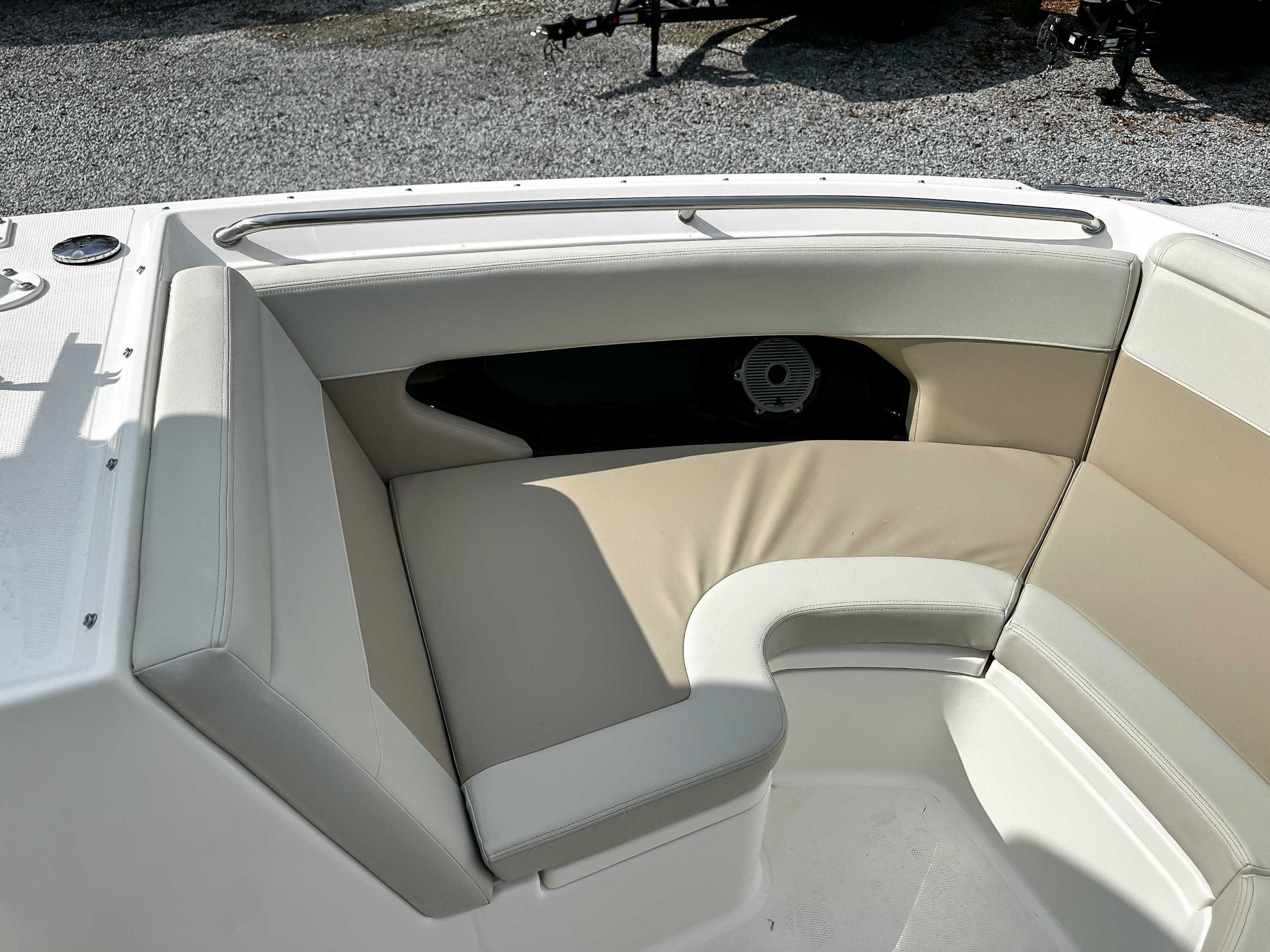 2025 Boston Whaler 240 Vantage - 12