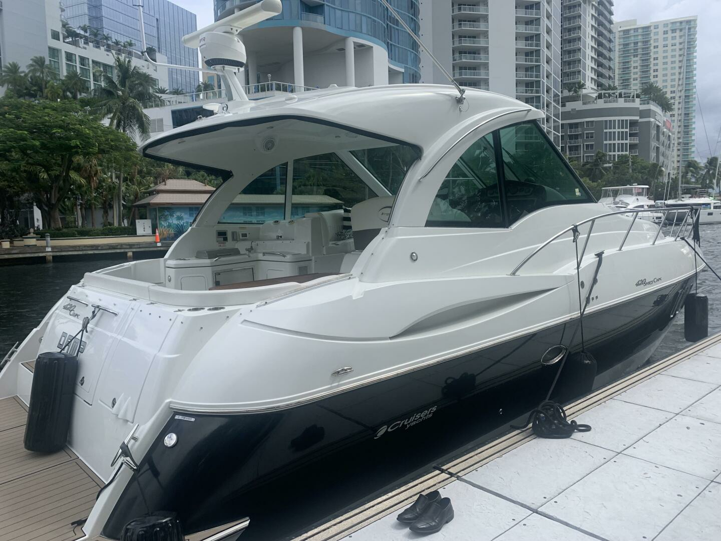 2011 Cruisers Yachts 420 Sports Coupe - Image 8