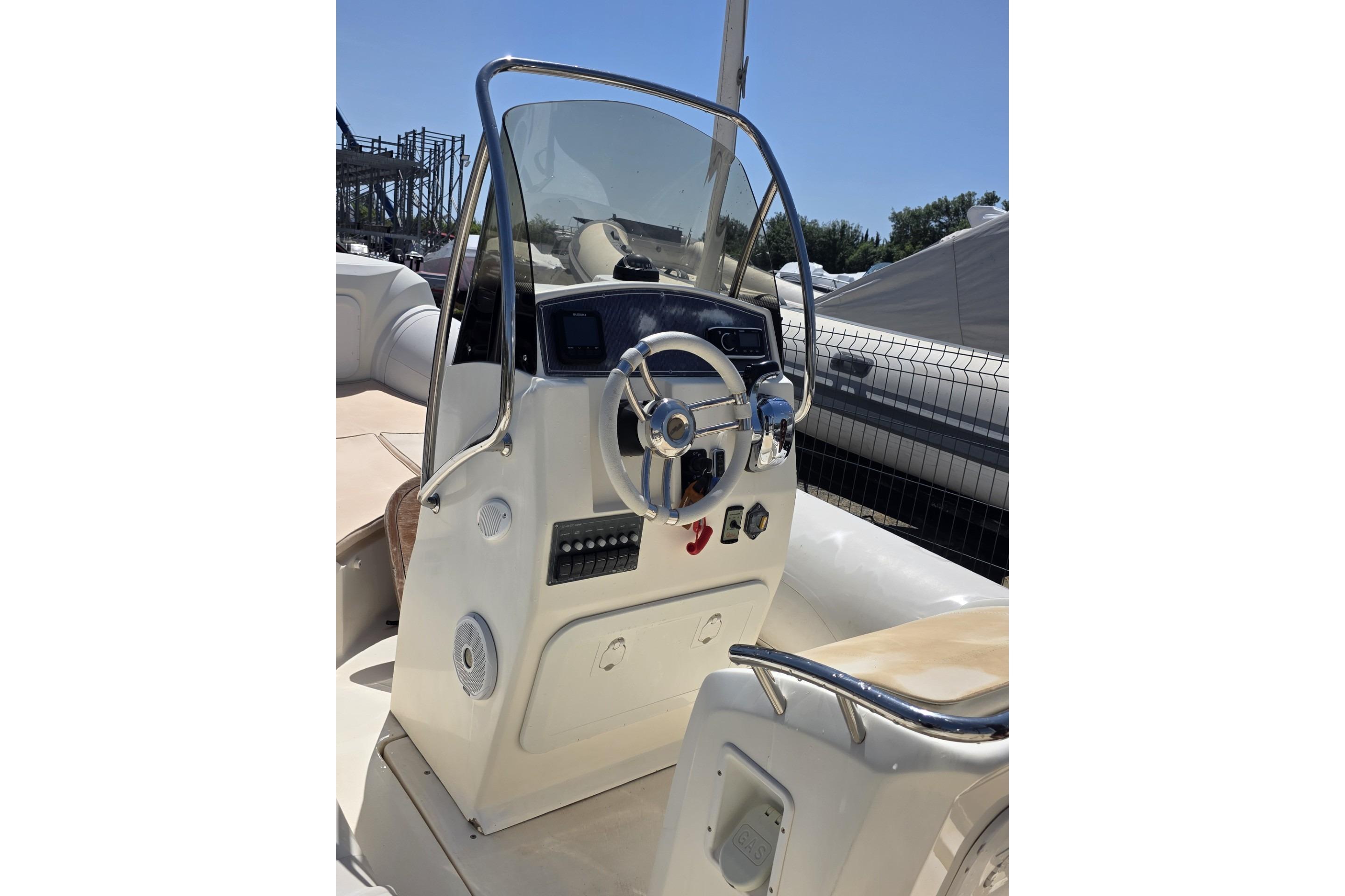 Control console of a 2015 Nuova Jolly 650 boat with steering wheel and dashboard.