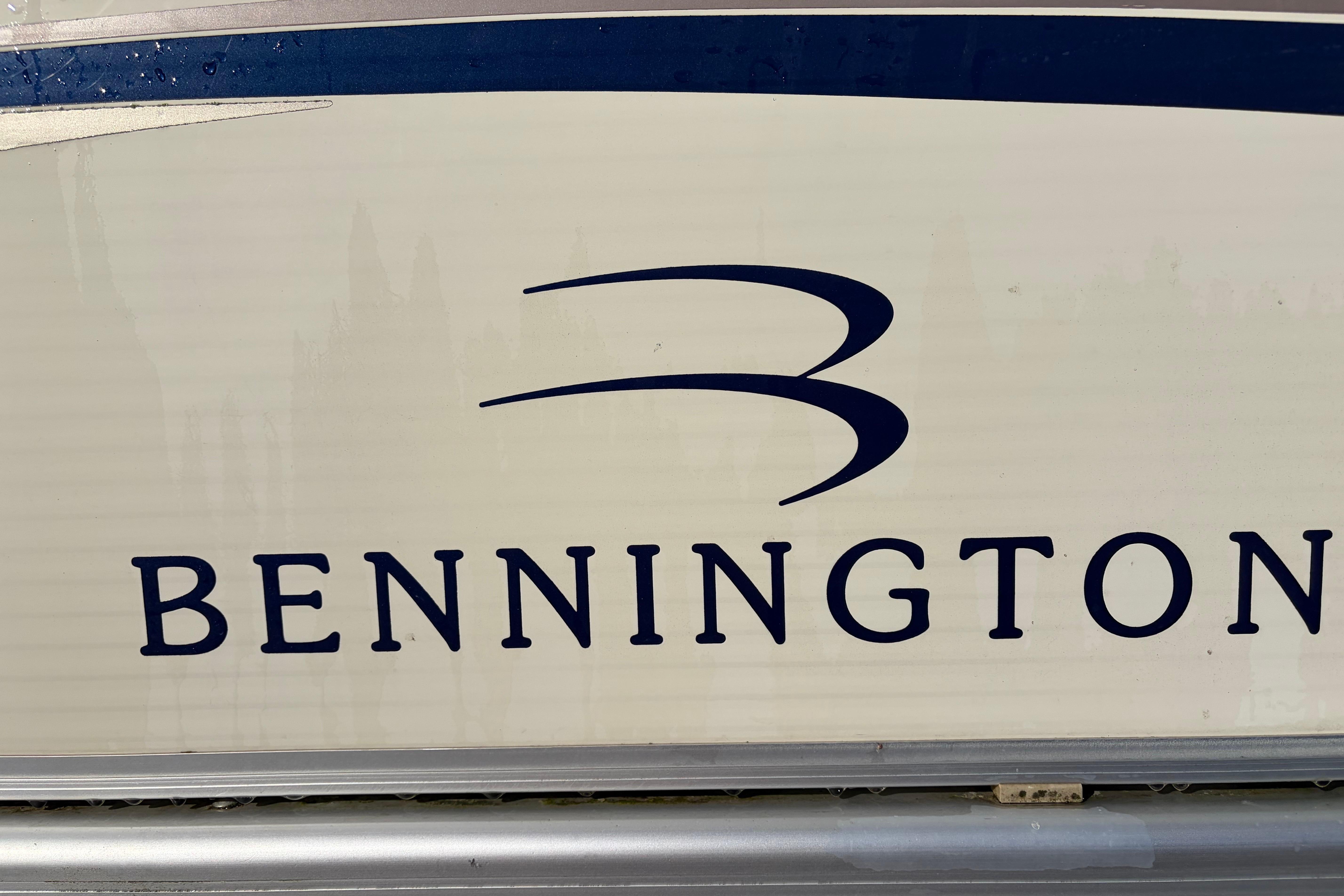 Bennington 2250RSi 2003 boat logo on white background.