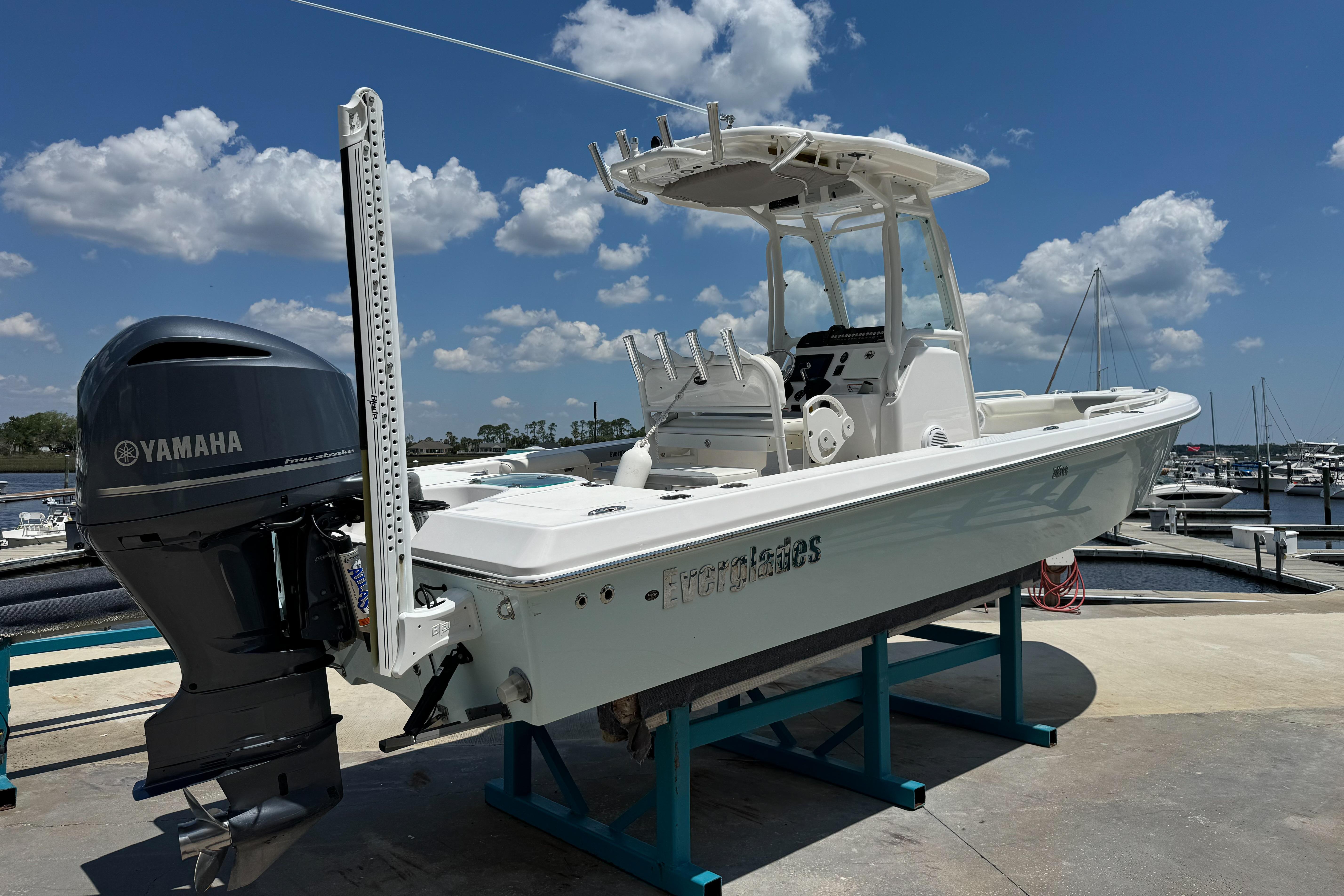 2017 Everglades 243 Center Console