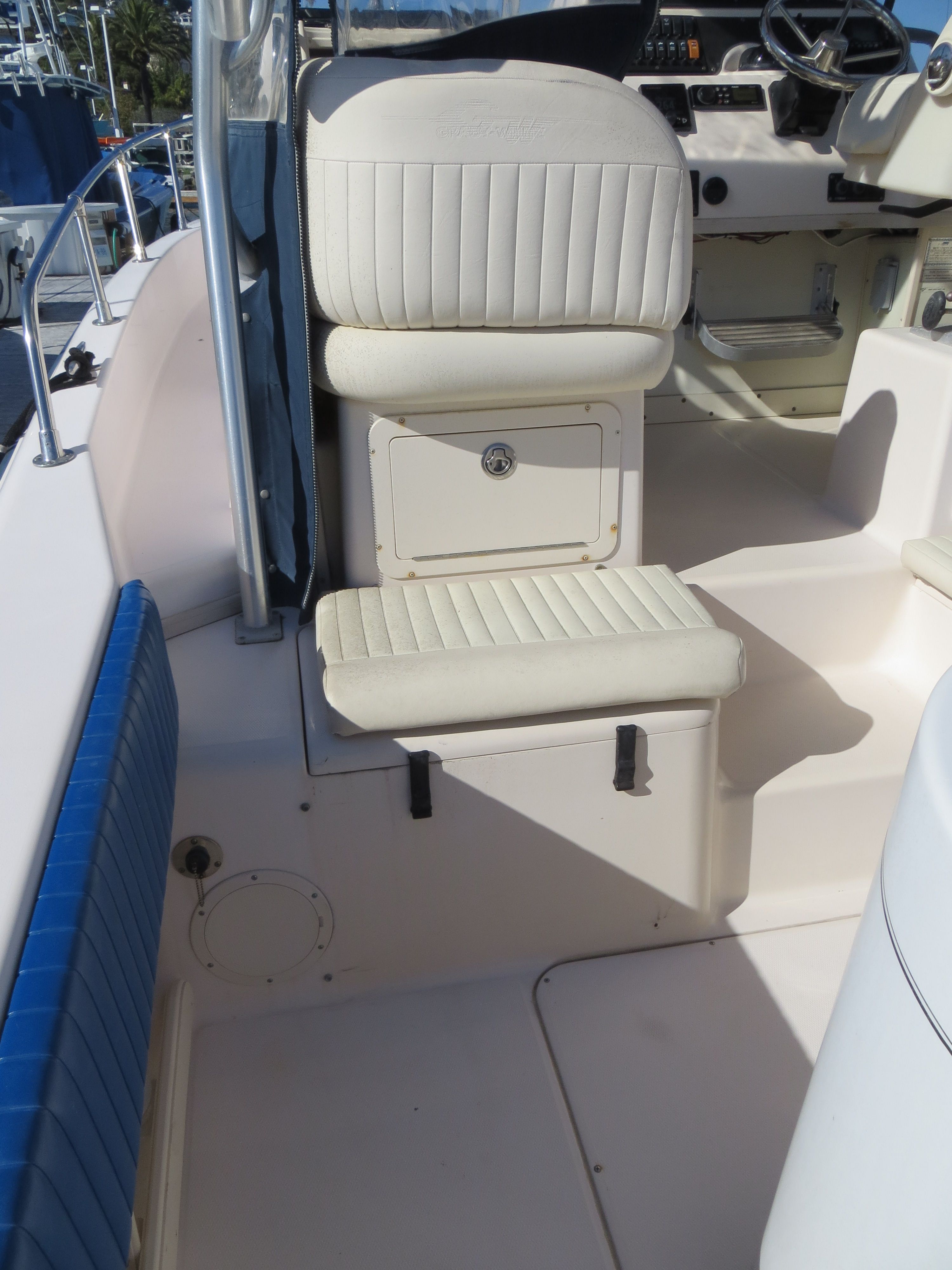 The image shows the interior of a 2007 Grady-White Sailfish 282 boat with white seating.