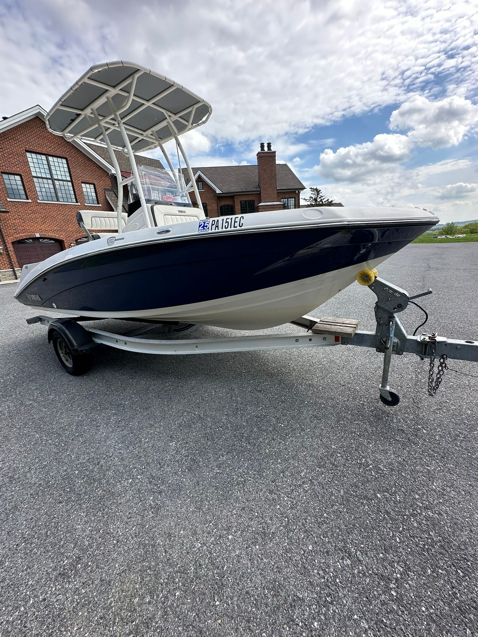 2017 Yamaha Boats 190 FSH Sport on trailer in front of brick building.