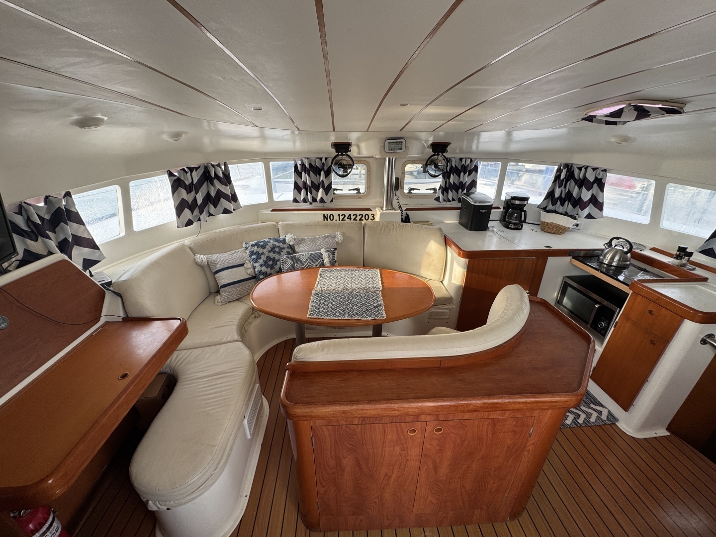 2004 Lagoon 410 S2 - Image 3