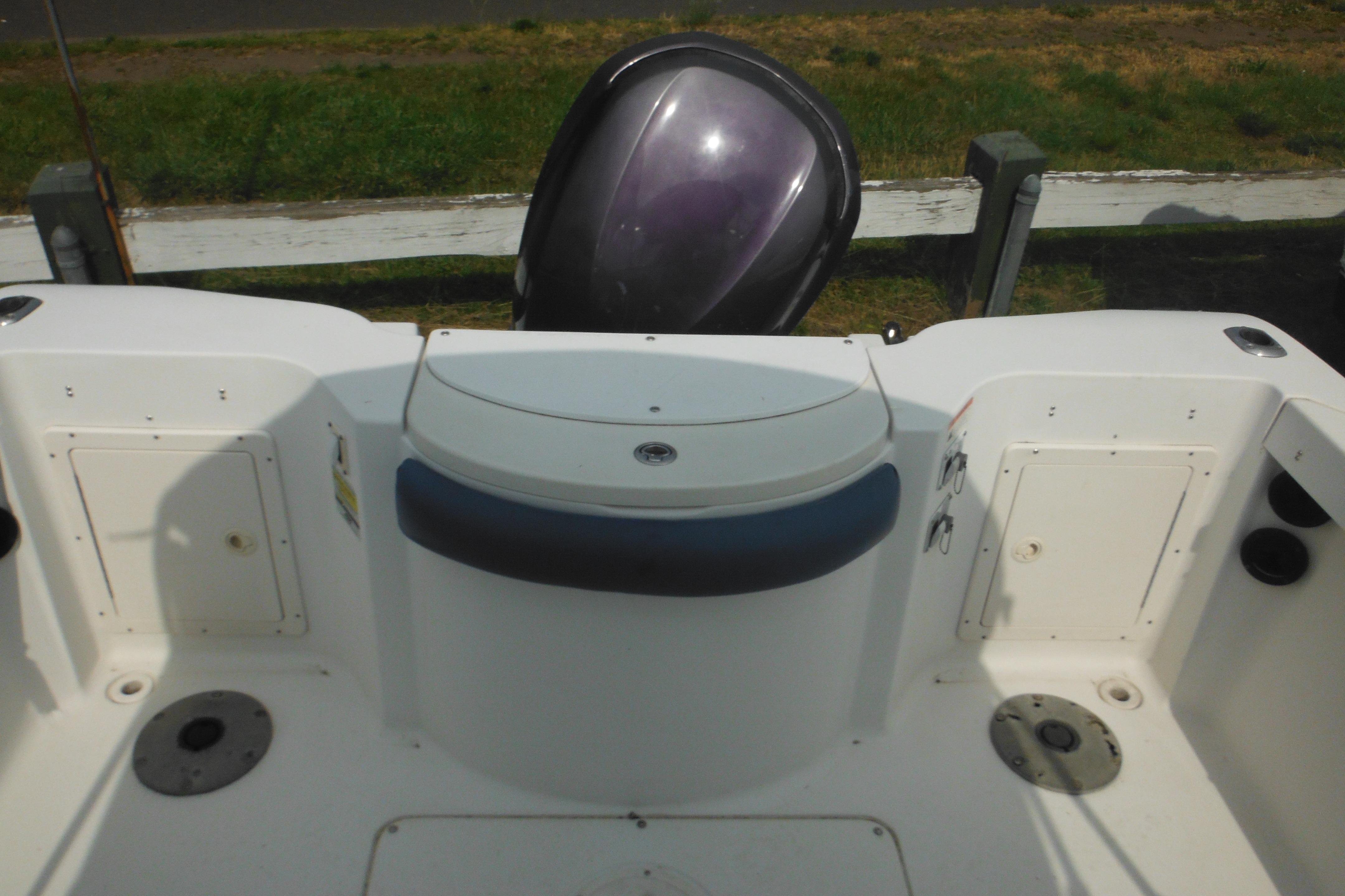 2005 Seaswirl Striper 2101 Walkaround O/B boat interior with seating and storage compartments.