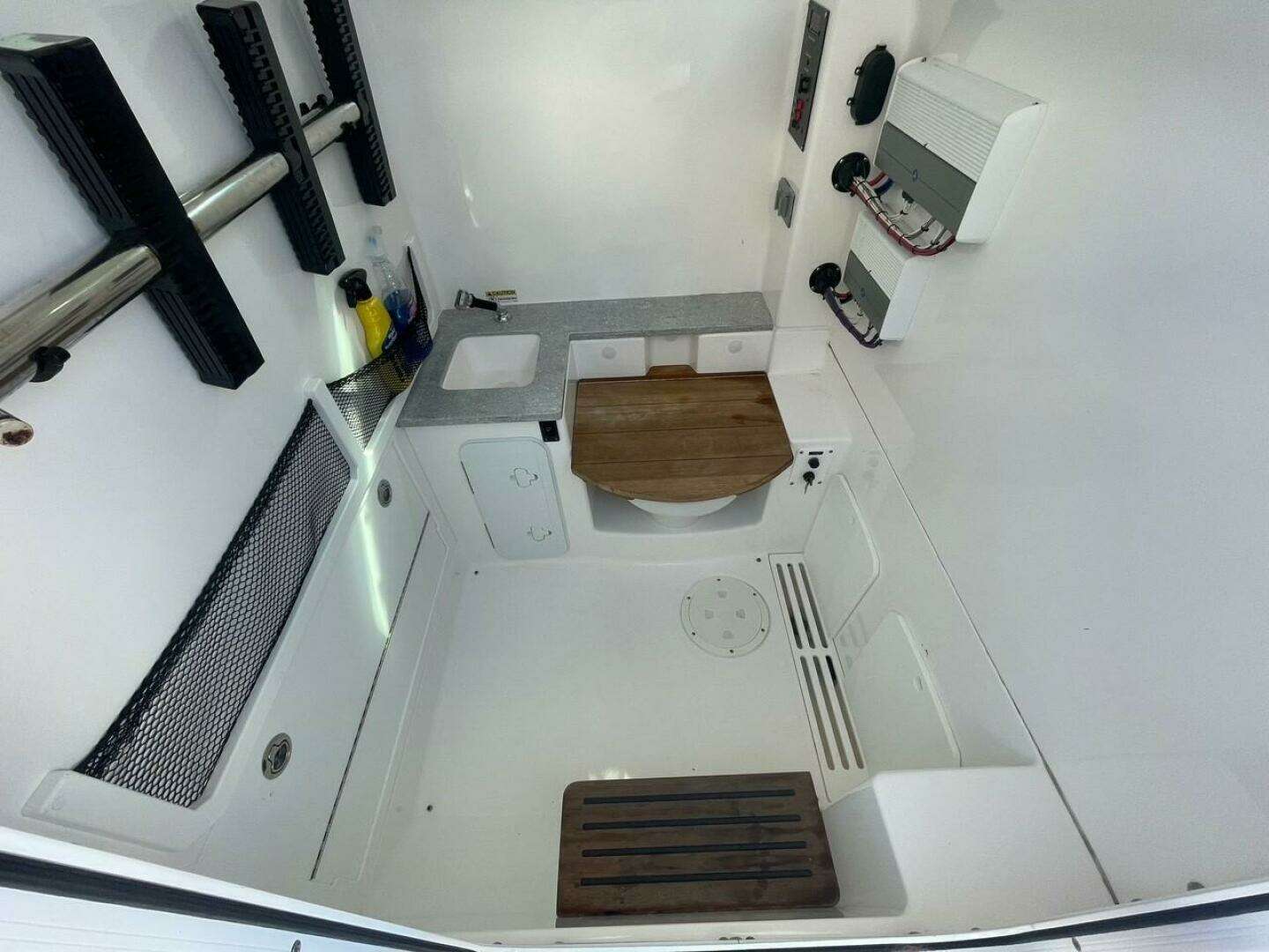 2022 Everglades 335 Center Console - Image 30