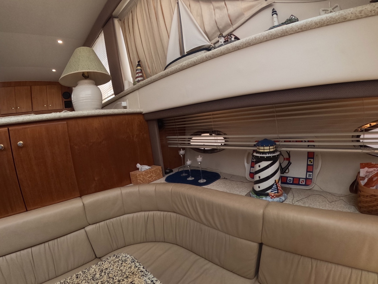 2000 Carver 406 Motor Yacht - Image 14