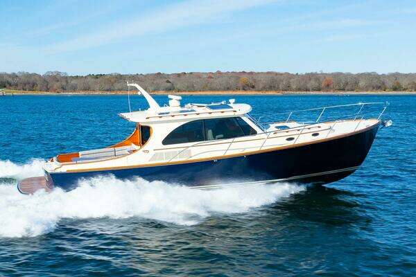 2017 Hinckley Talaria 43