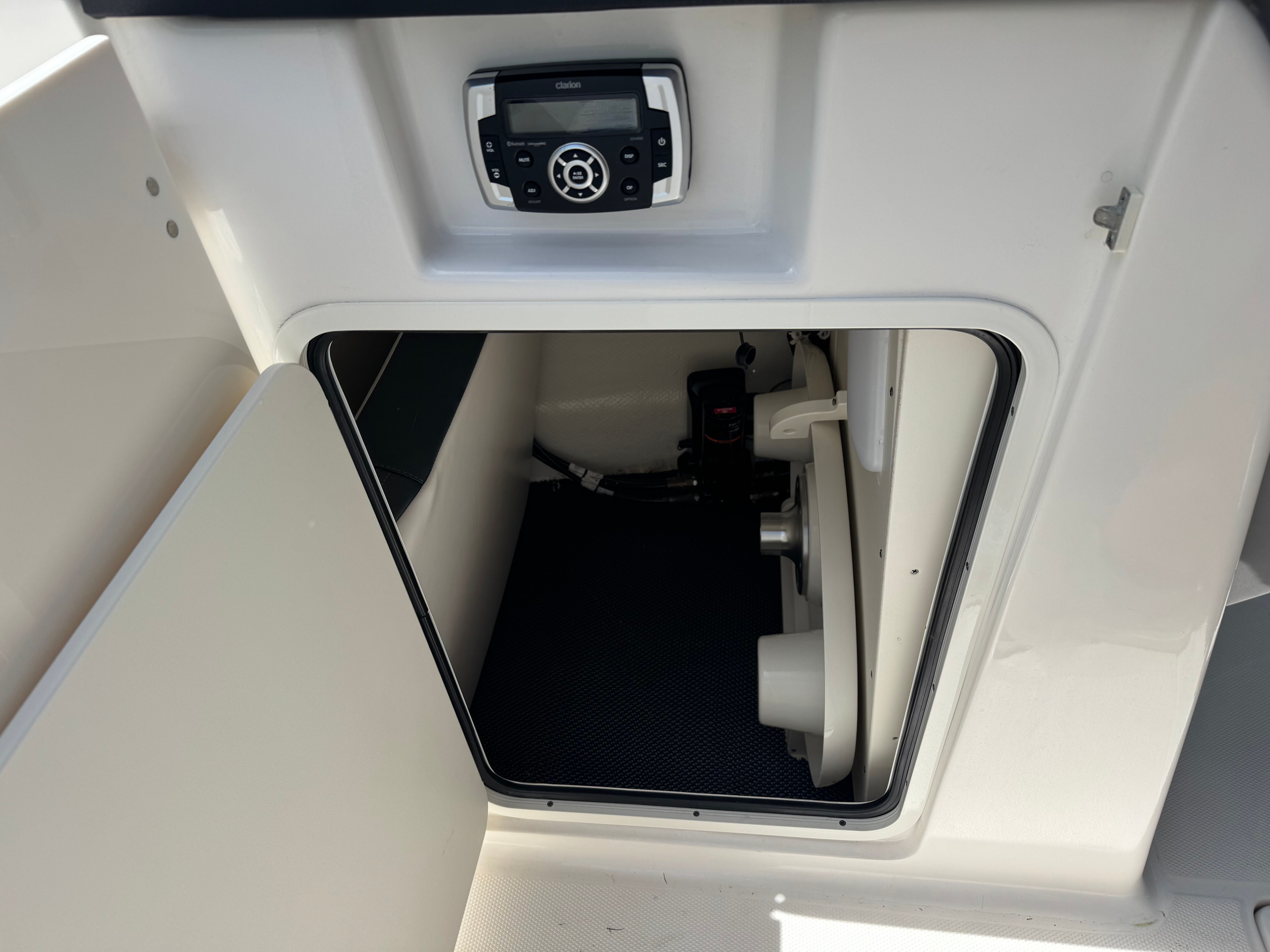 2021 Robalo R247 Dual Console - 8