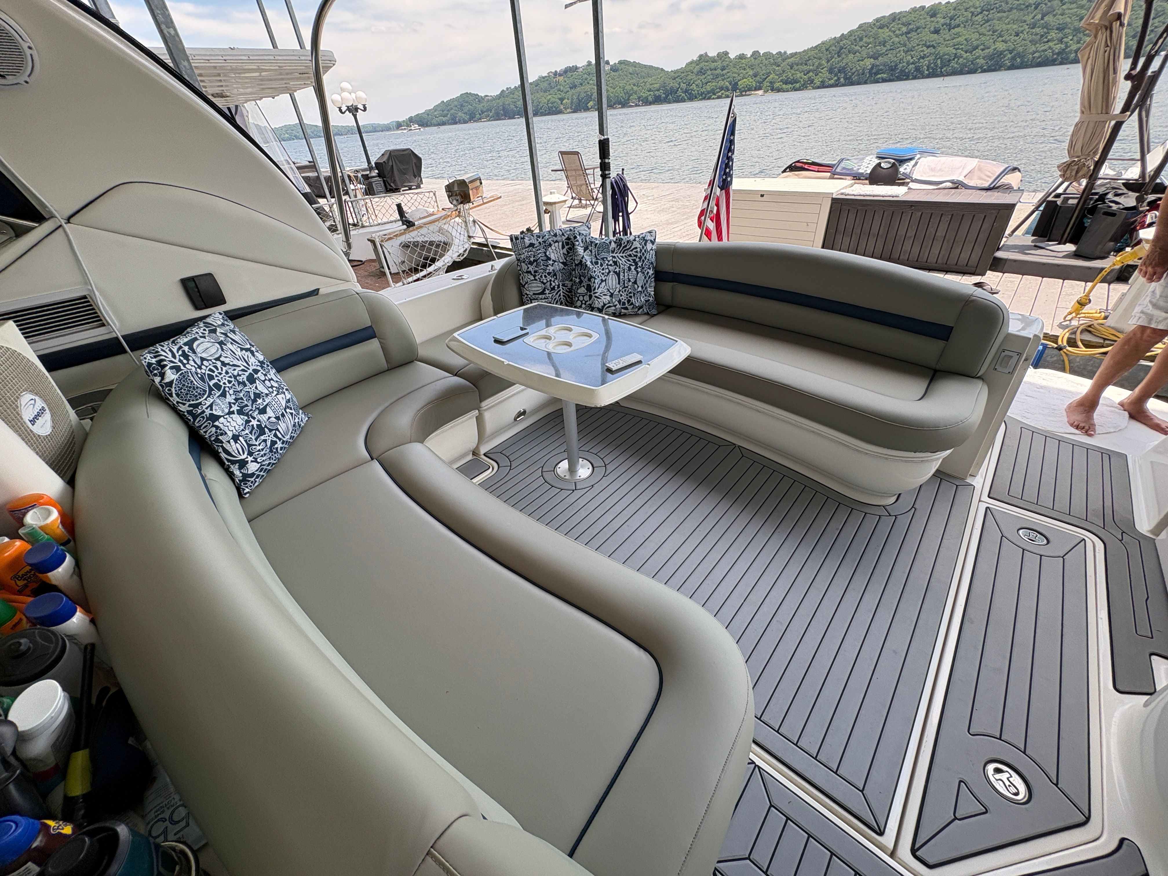 Interior of a 2005 Sea Ray 420 Sundancer yacht.