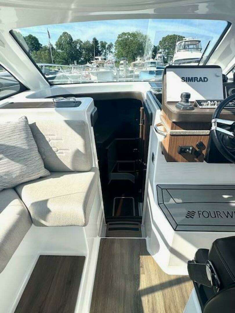 2020 Four Winns Vista 355 Coupe OB - Image 17