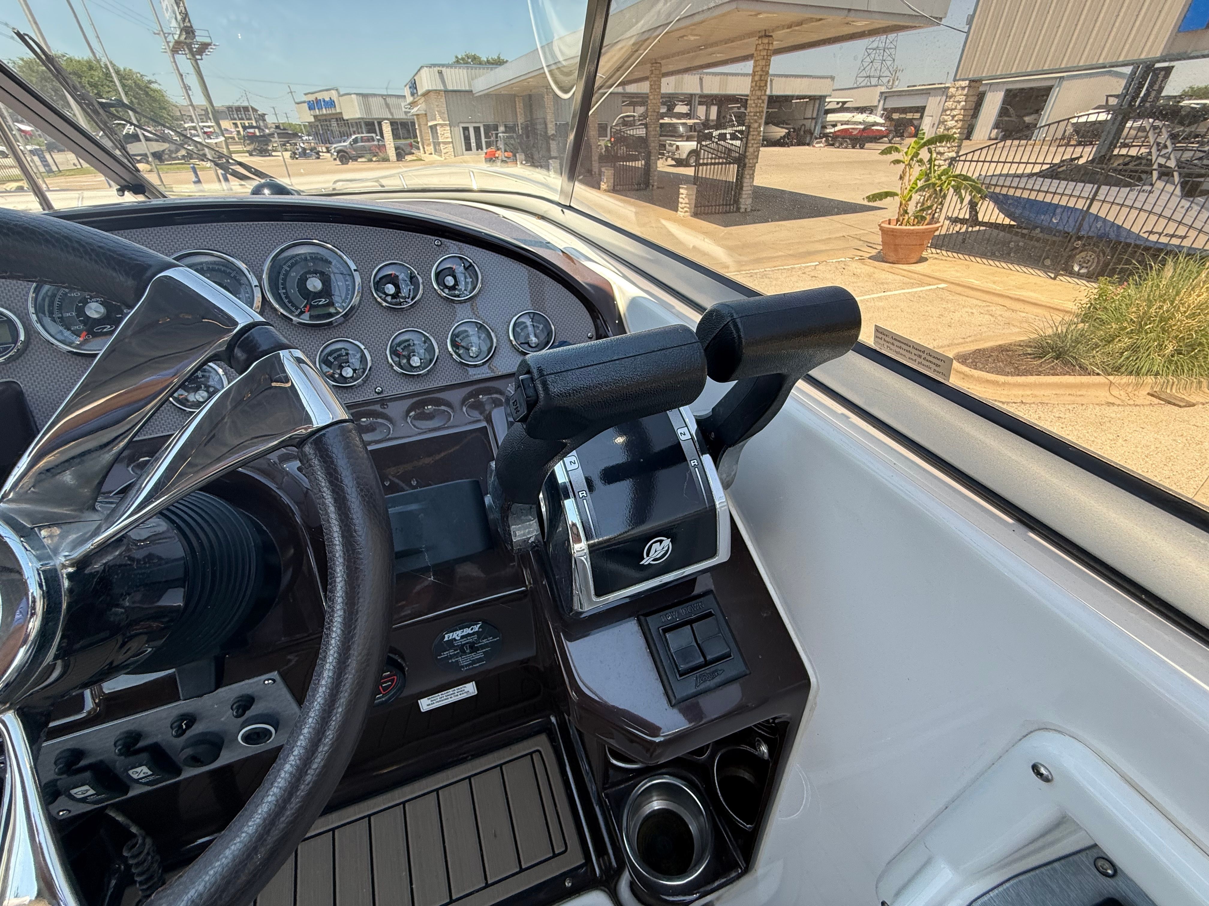 2015 REGAL 30 EXPRESS - Image 25