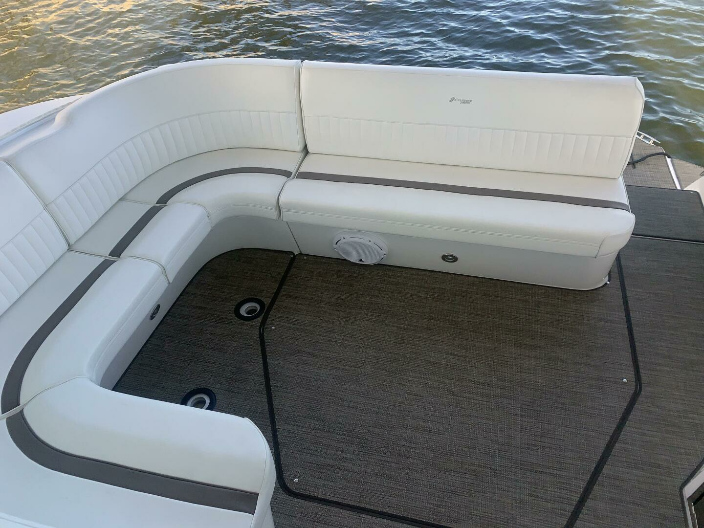 2011 Cruisers Yachts 420 Sports Coupe - Image 15