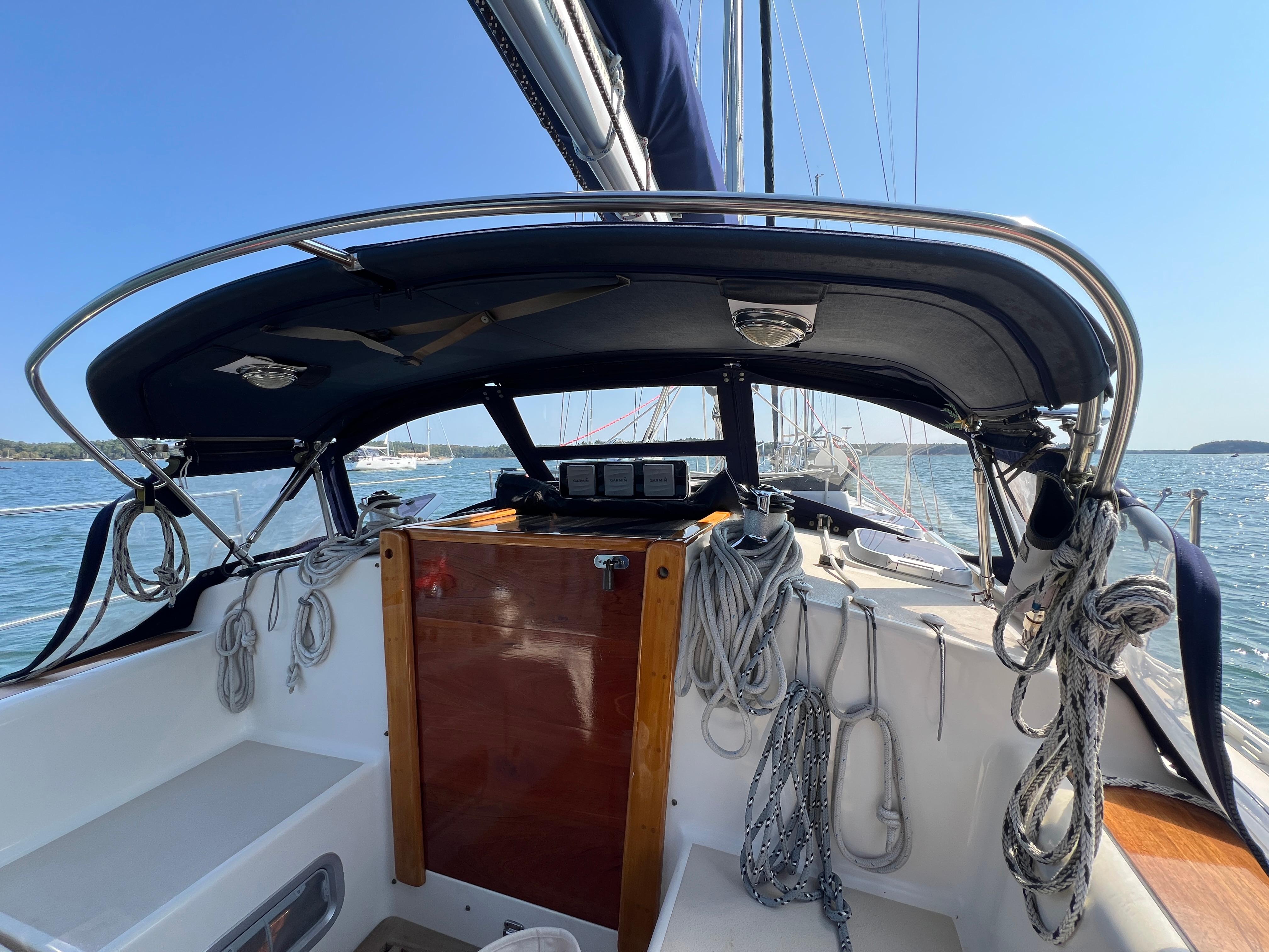 Caliber 40LRC SE 2005 sailboat cockpit with ropes and helm.