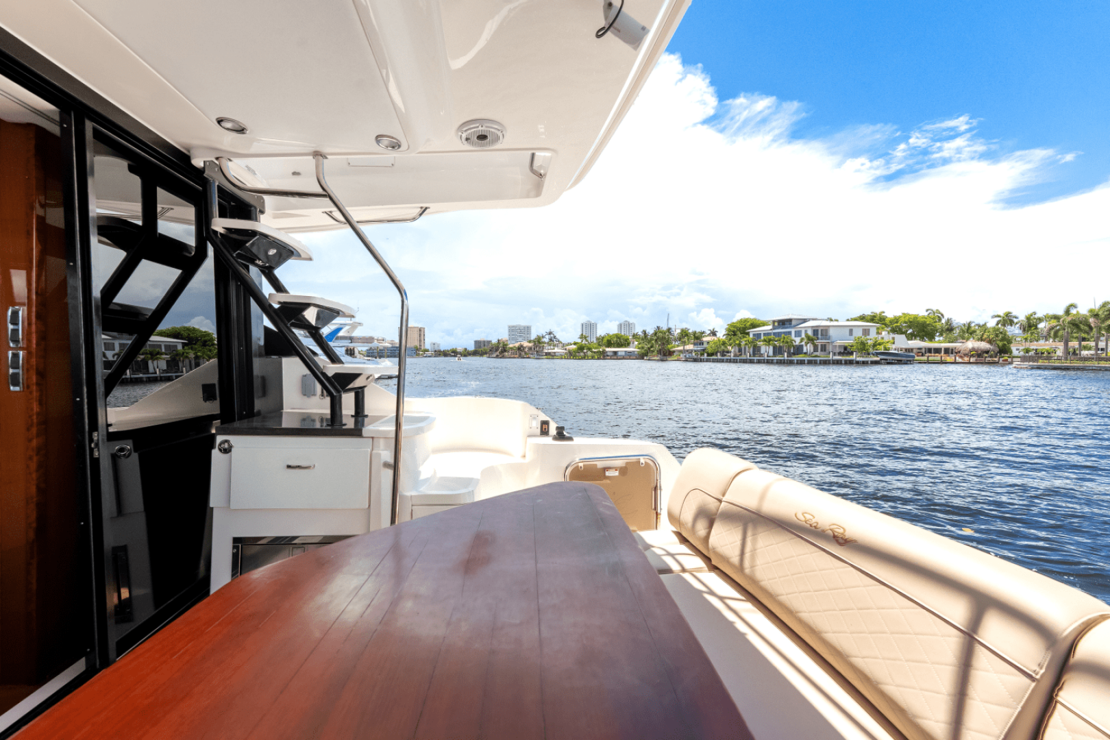 2017 Sea Ray 510 FLYBRIDGE - Image 35