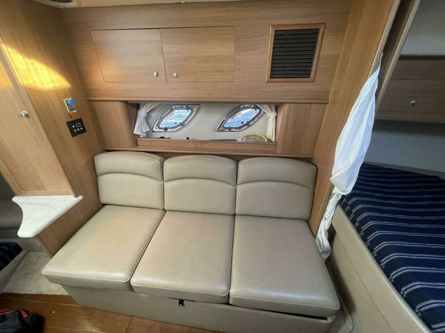 2016 Rinker 310 Express - Image 39