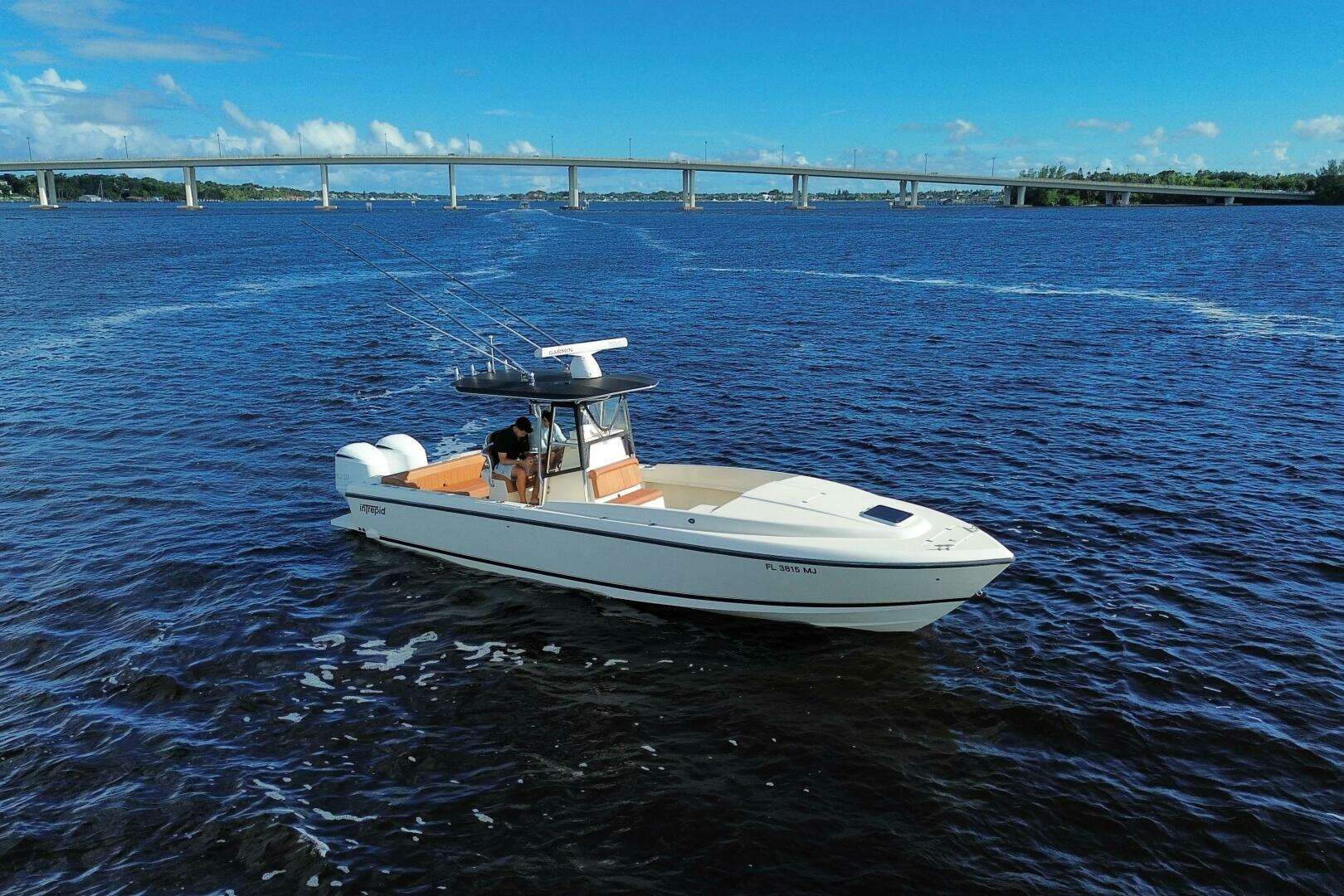 2004 Intrepid 32 CUDDY - Image 3