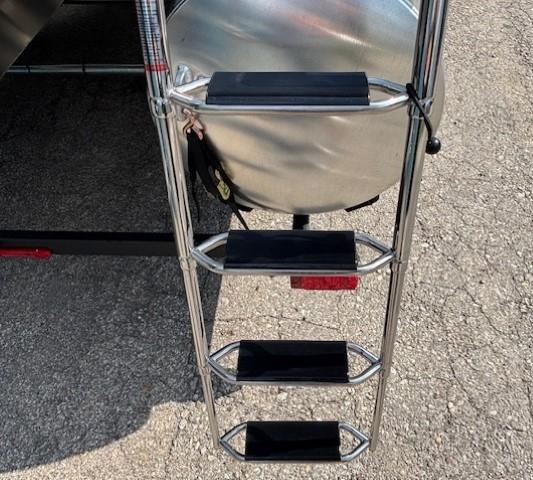 Ladder on 2026 Sun Tracker Fishin' Barge 20 DLX pontoon boat.