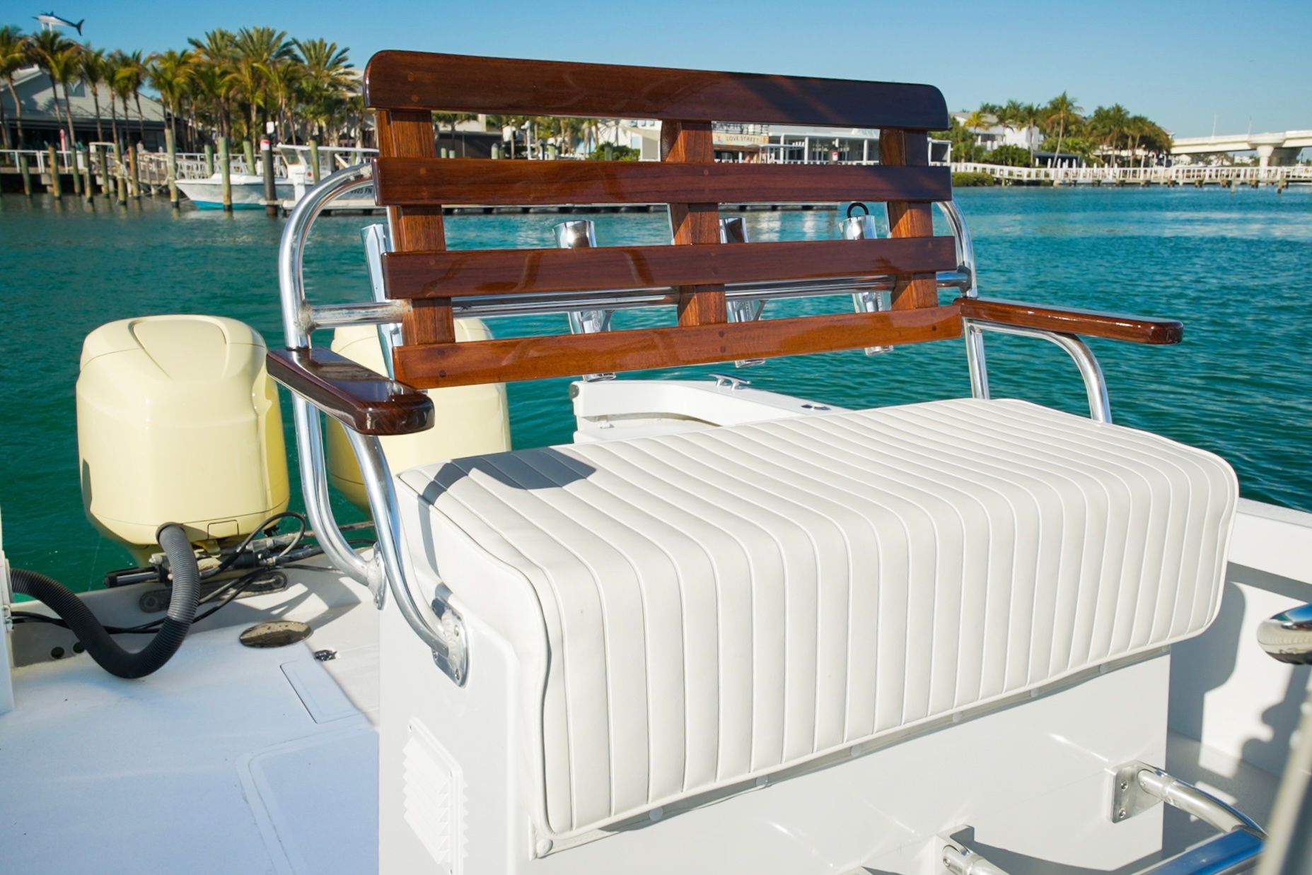Ocean Master 28 boat seat with wooden backrest, year 1985.