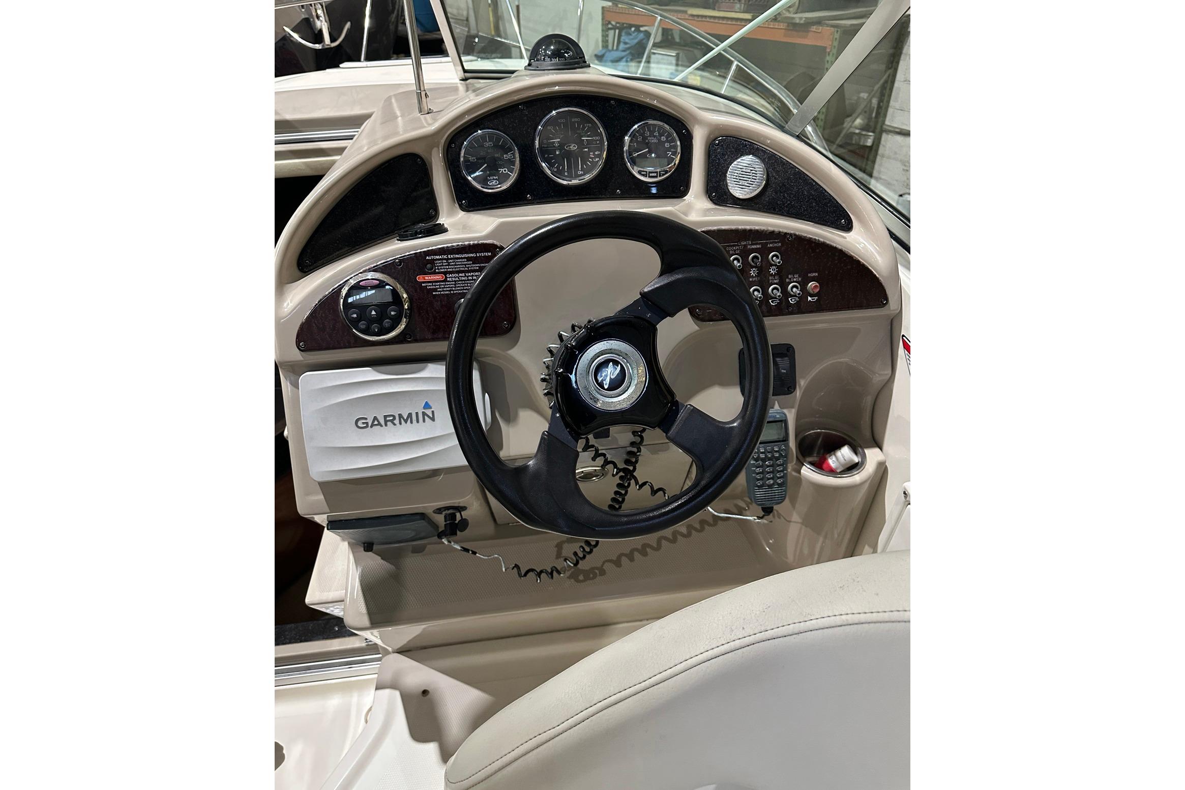 2007 Sea Ray Sundancer 260 helm with Garmin navigation and classic instrument panel.
