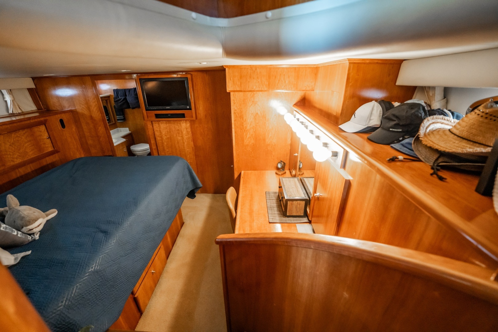 2004 Navigator 5700 Rival Pilothouse - Image 29