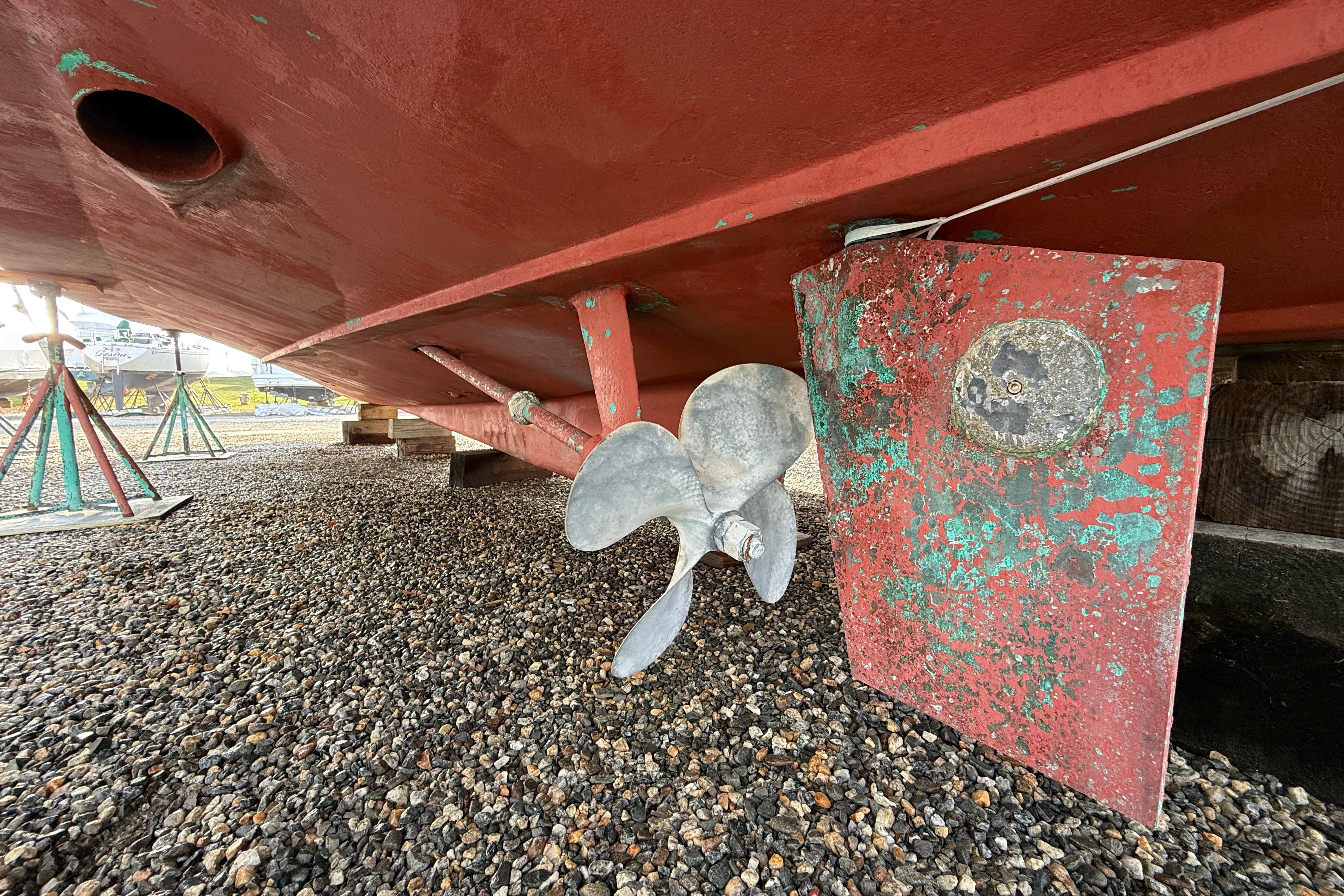Underwater view of 1996 Legacy Yachts 40 propeller and rudder on gravel.