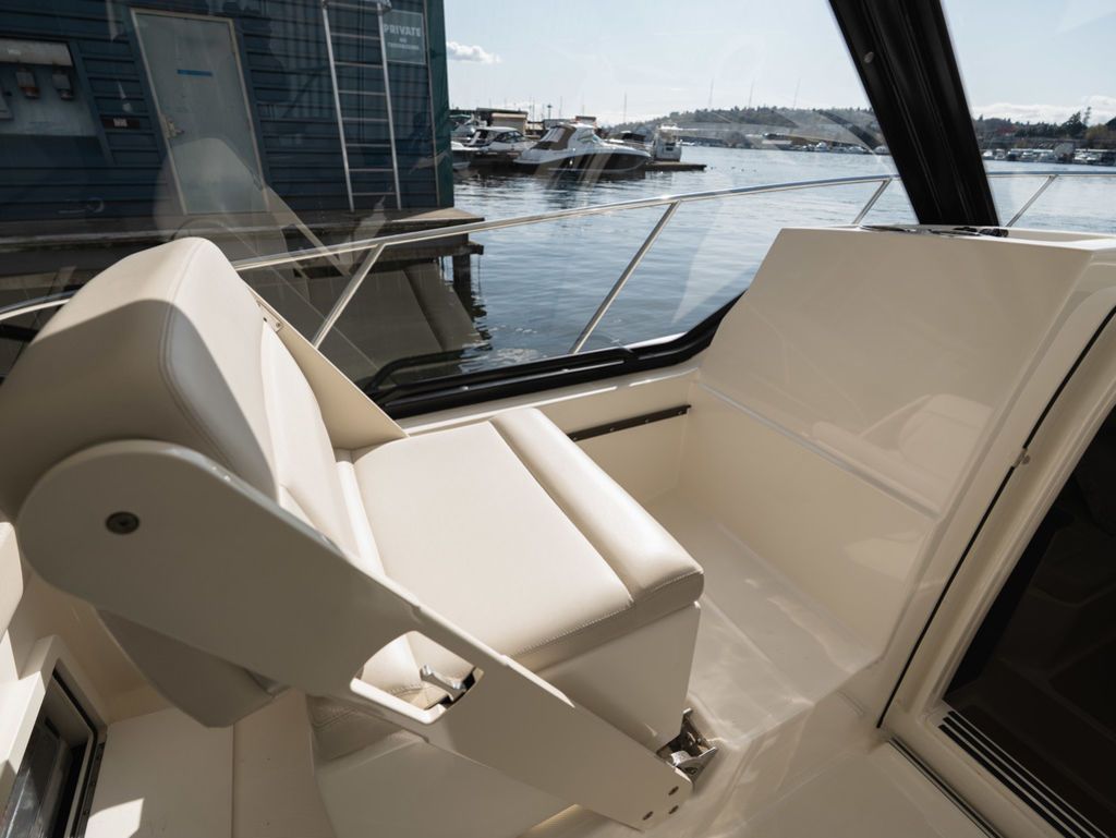 2020 Boston Whaler 325 CONQUEST PH - 9