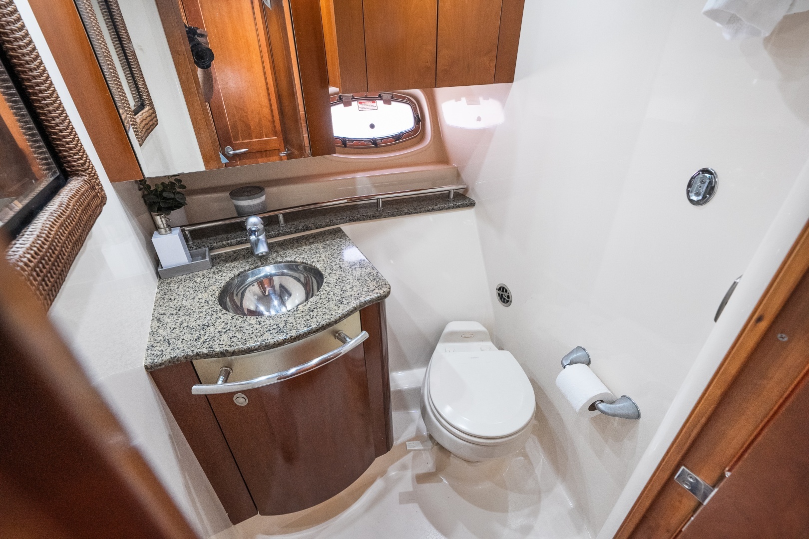 2005 Sea Ray 480 Motor Yacht - Image 43