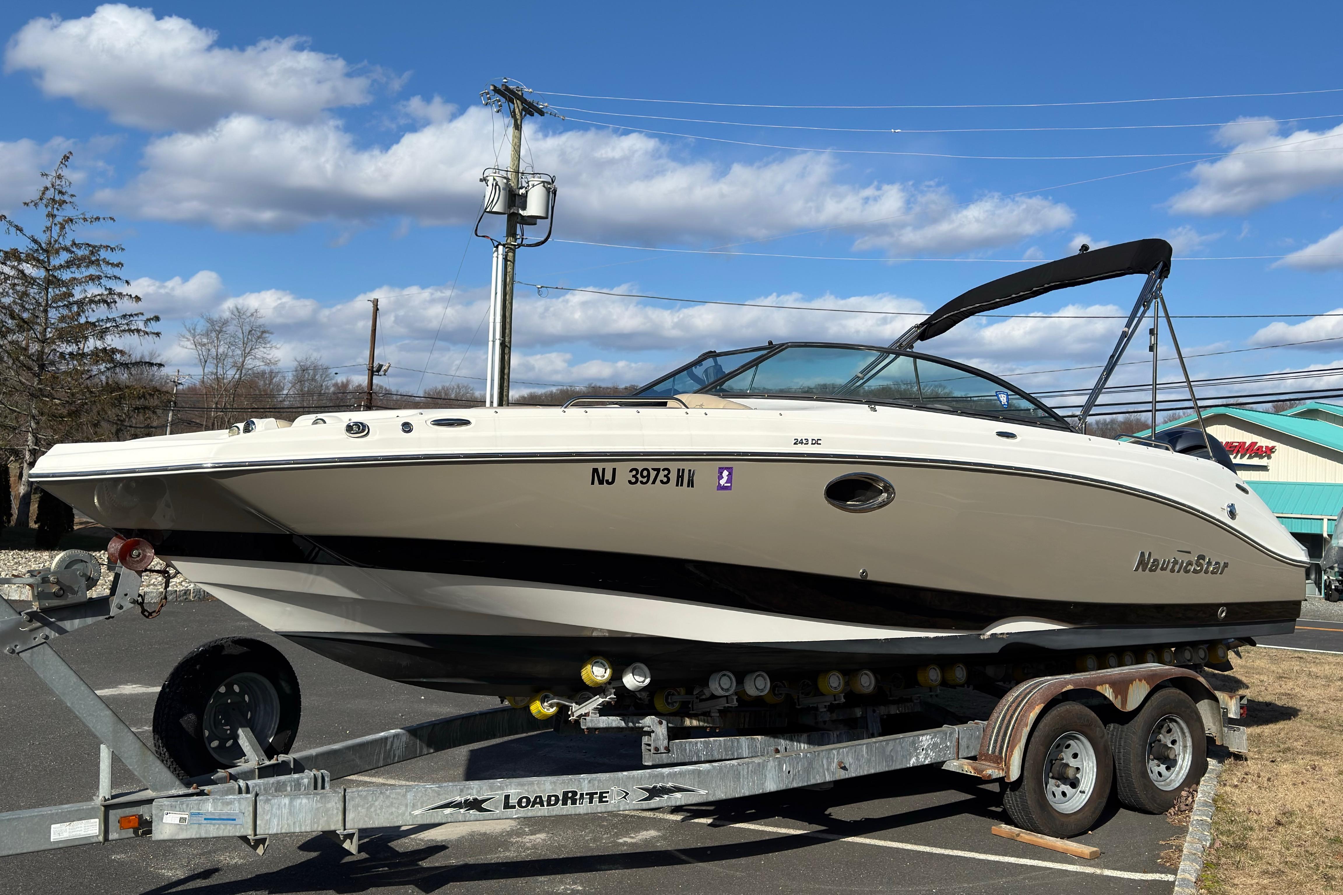 2017 NauticStar 243DC Sport Deck