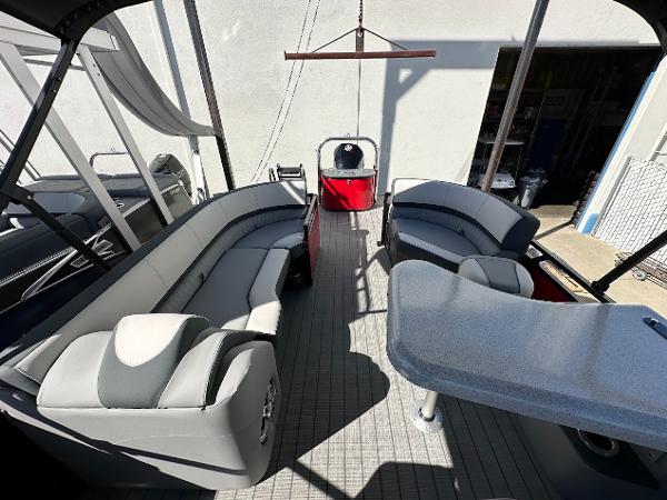 2025 Tahoe Pontoon 2585 LTZ Entertainer interior with seating and table.
