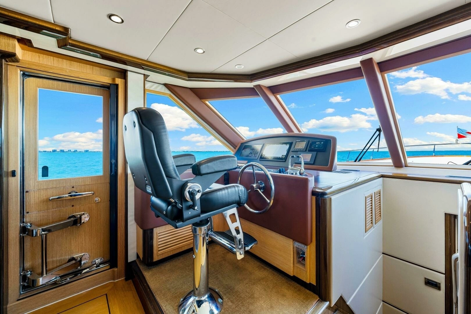 2010 Ocean Alexander 83 Motor Yacht - Image 23