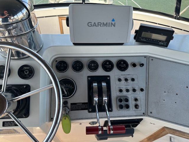 Carver 3807 yacht helm with Garmin navigation system, 1988 model.