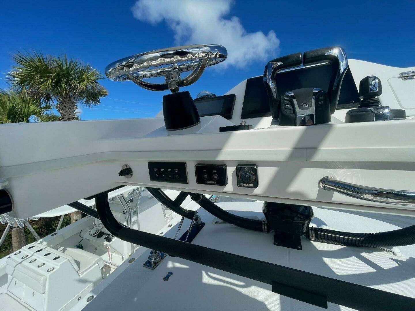 2022 Everglades 335 Center Console - Image 22