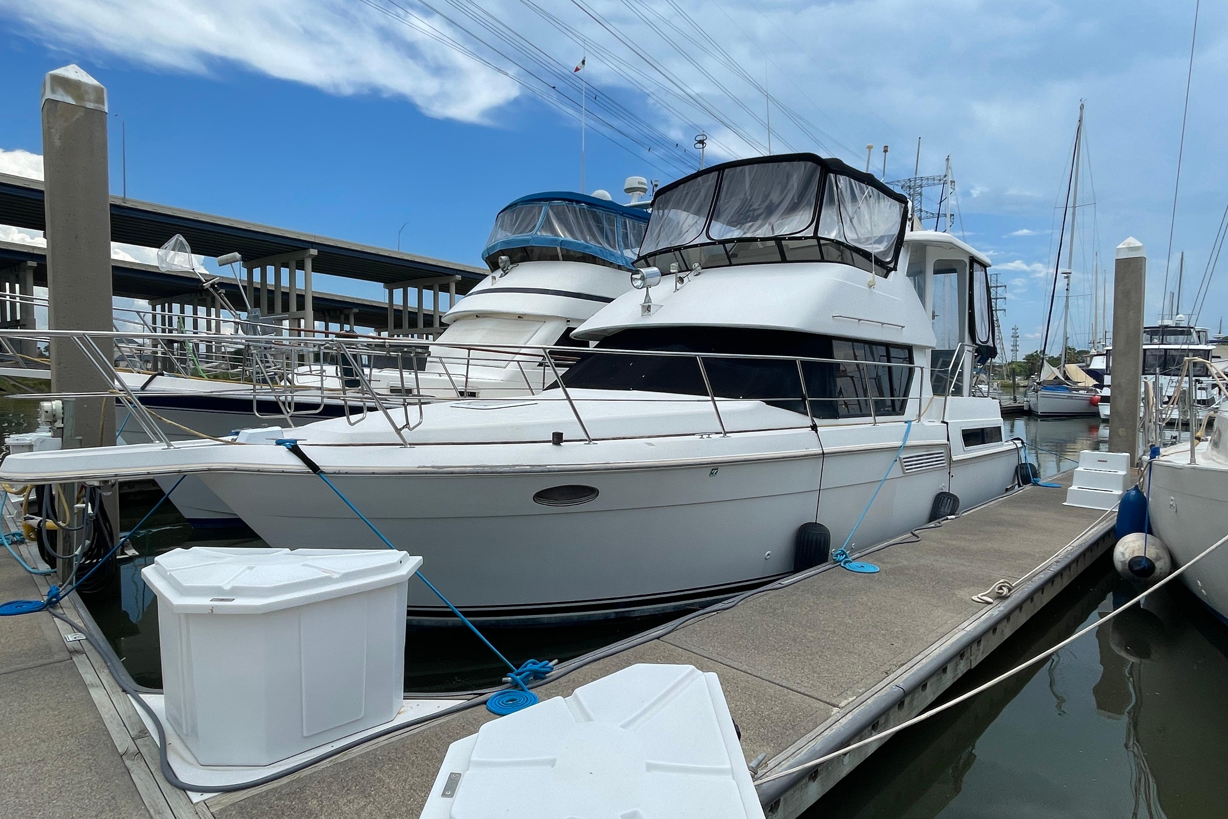 1996 Carver 400 Cockpit Motor Yacht