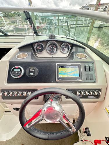 2015 Sea Ray 260 Sundancer dashboard with steering wheel and navigation system.