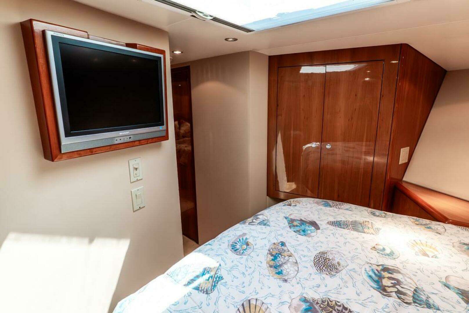 2005 Hatteras 50 Convertible - Image 20