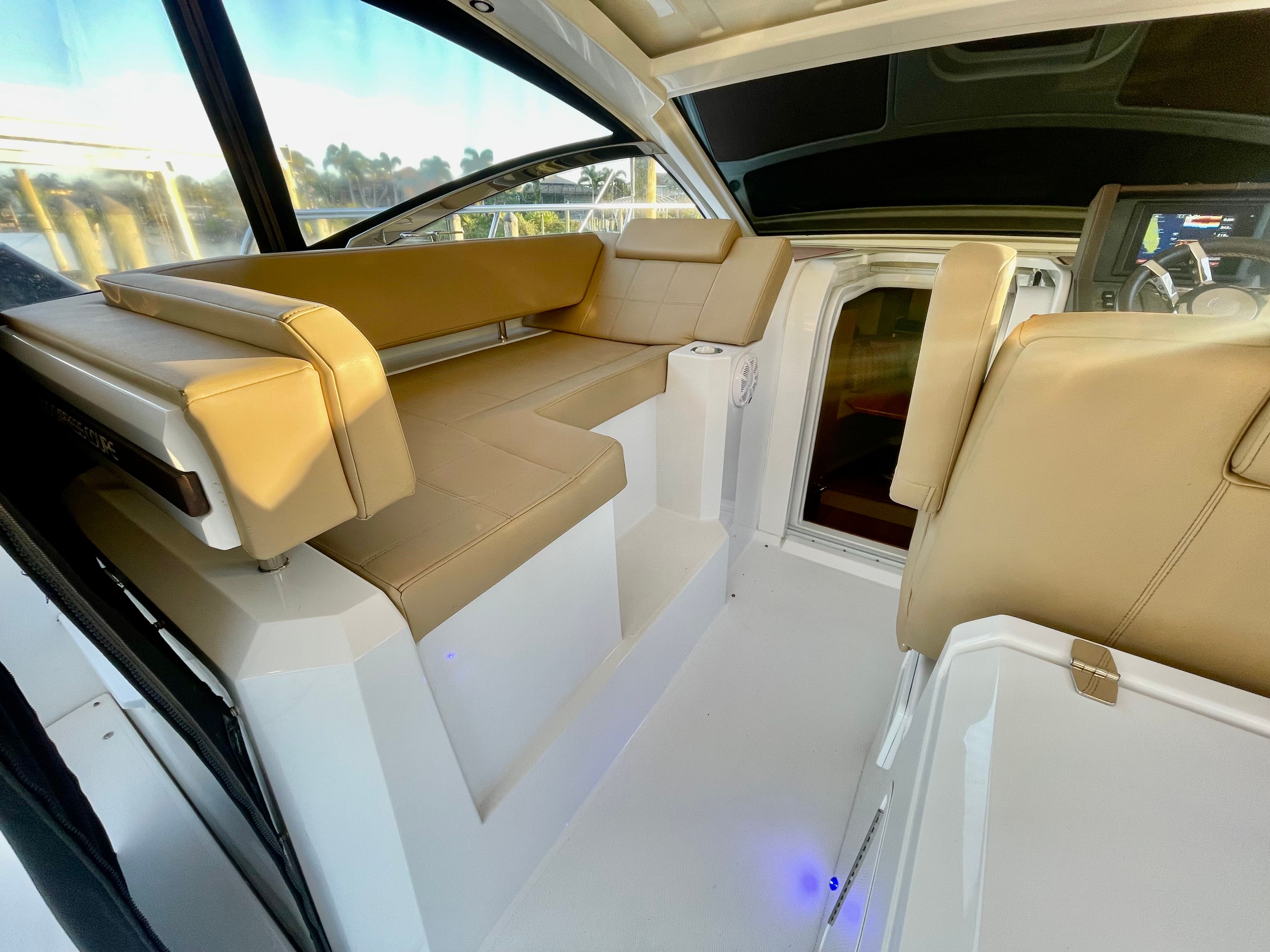 2016 Cruisers Yachts 390 Express Coupe - 14