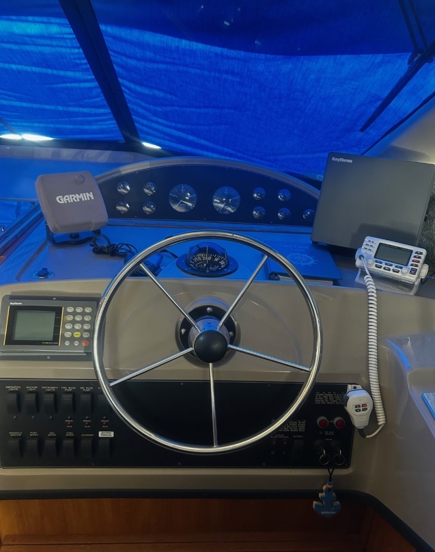 1998 Bayliner 3988 Motoryacht - Image 2
