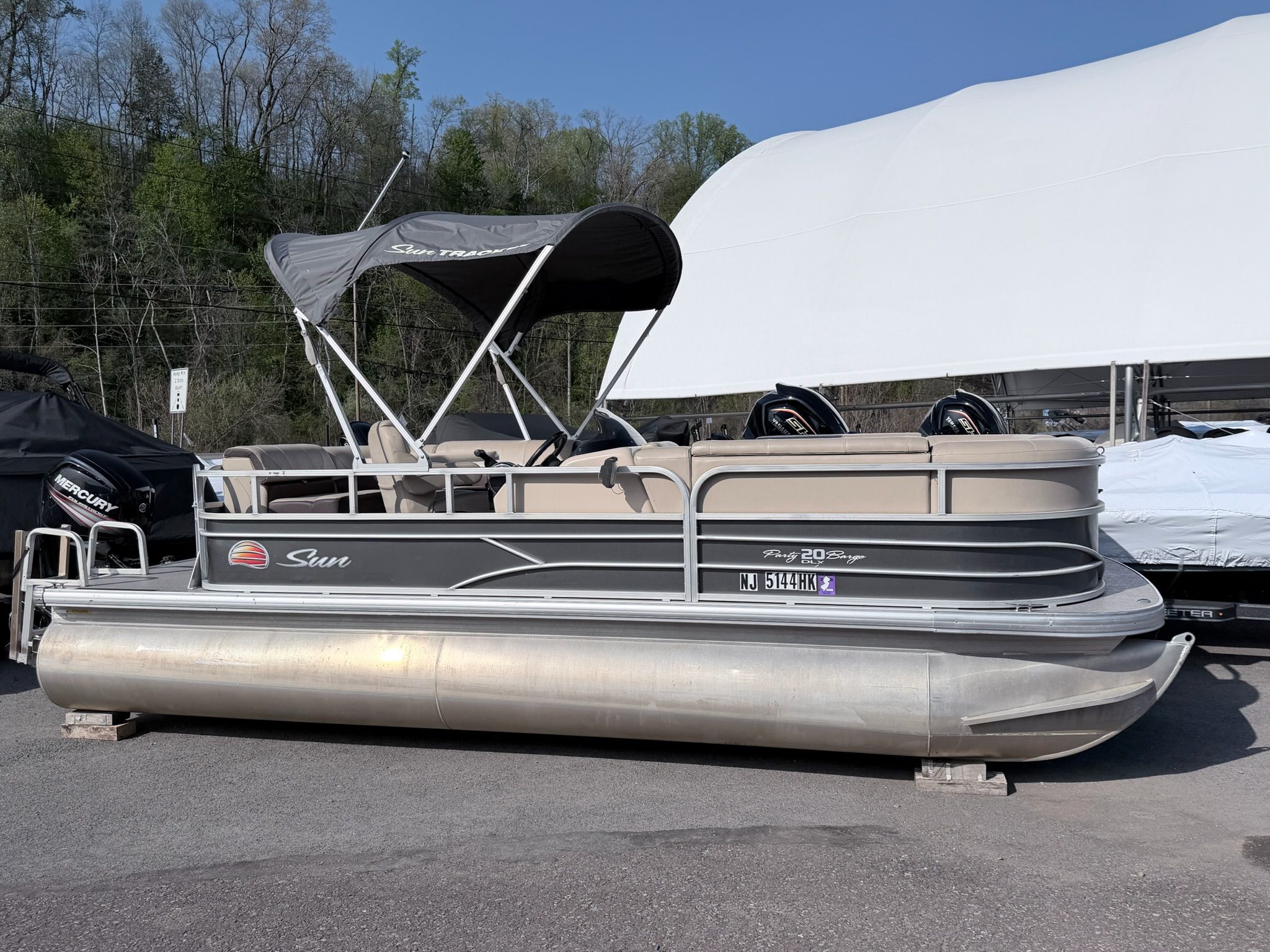 2018 Sun Tracker Party Barge 20 DLX
