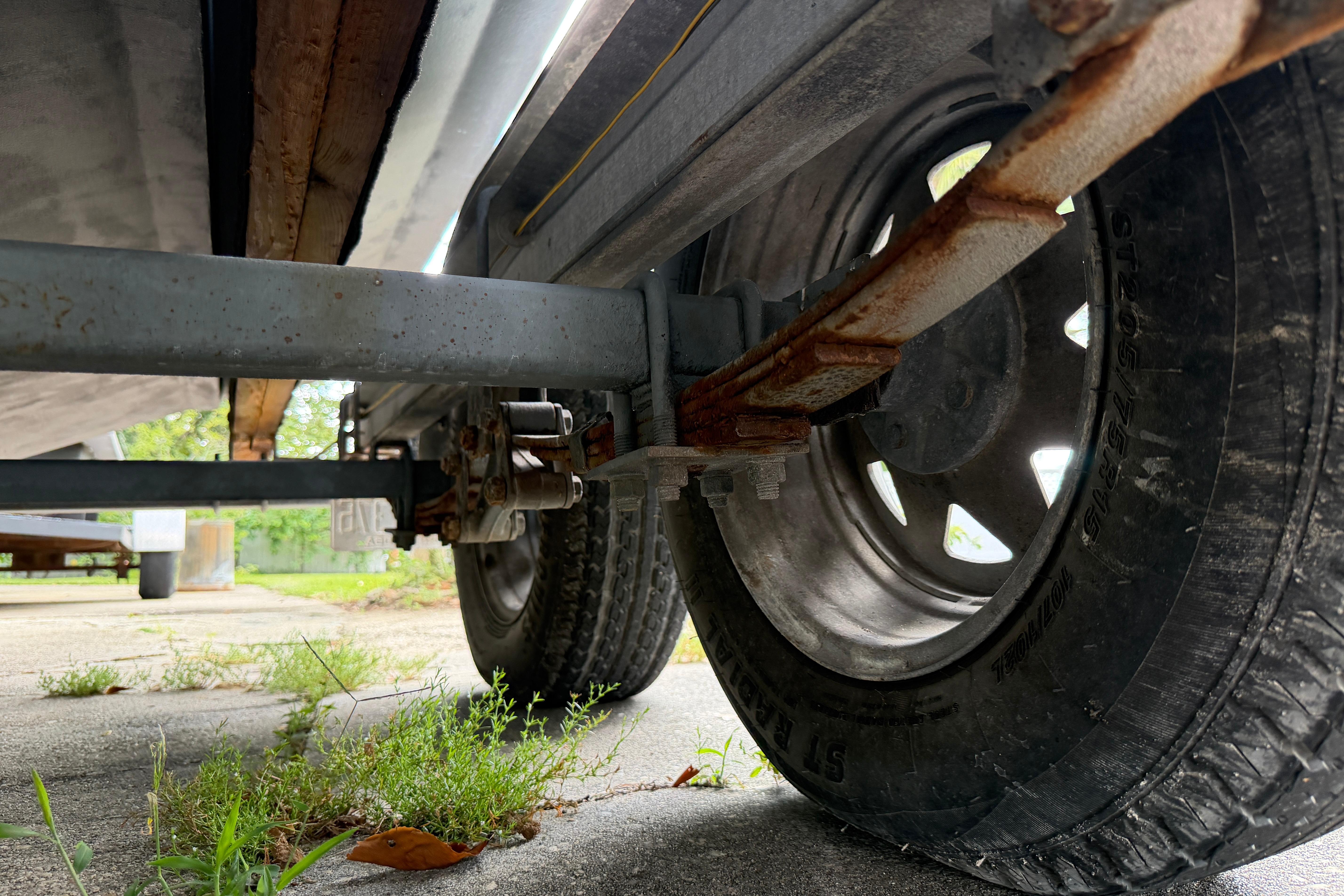 Underneath view of a 1987 Grady-White Seafarer 226 trailer, showing wheels and suspension.