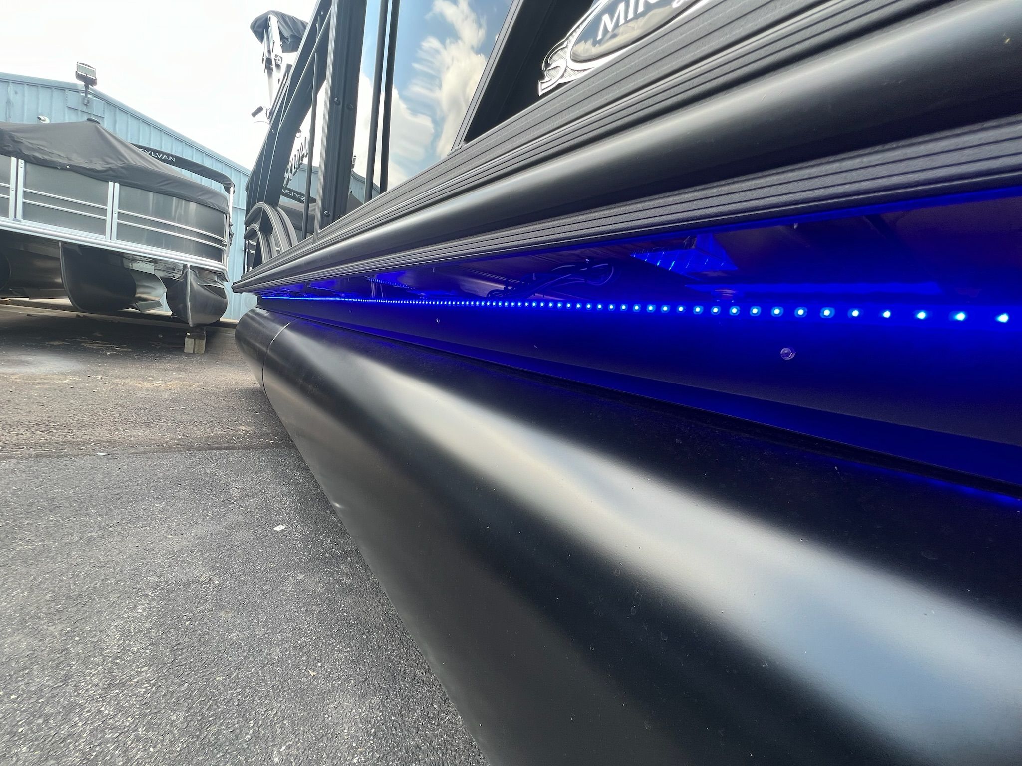 2026 Sylvan Mirage 8520 Cruise - 24